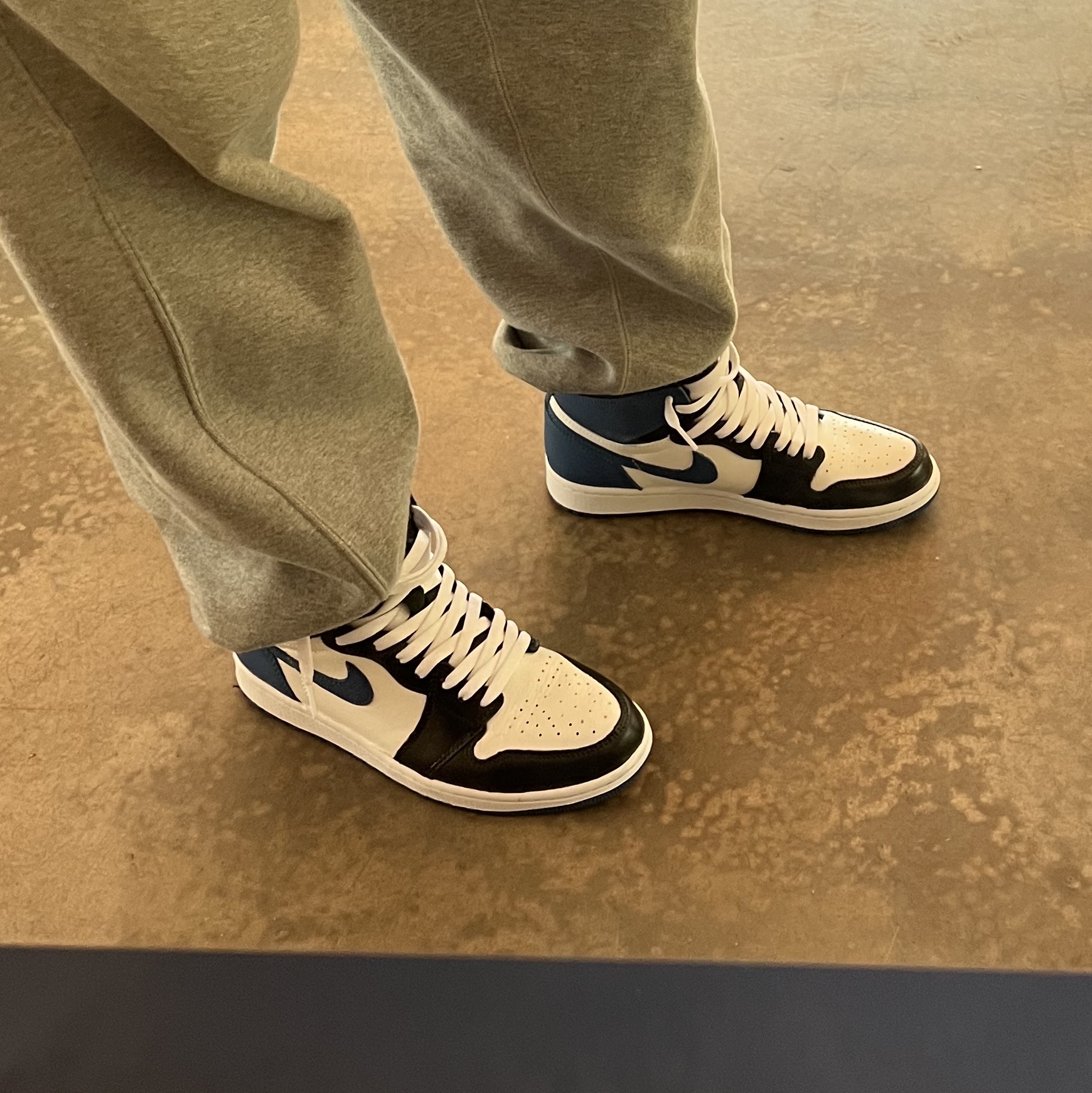 Jordan 1 Retro High OG Dark Marina Blue, Nike x Stussy NRG BR Fleece Pants Grey 착용 스타일