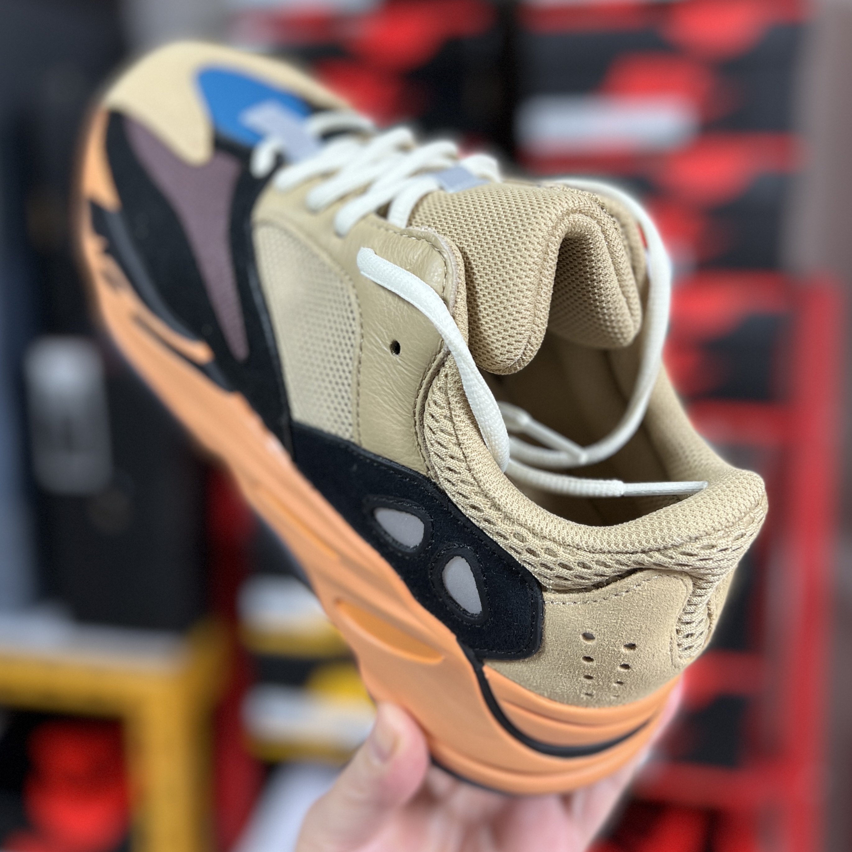 Adidas Yeezy Boost 700 Enflame Amber 착용 스타일 - 2