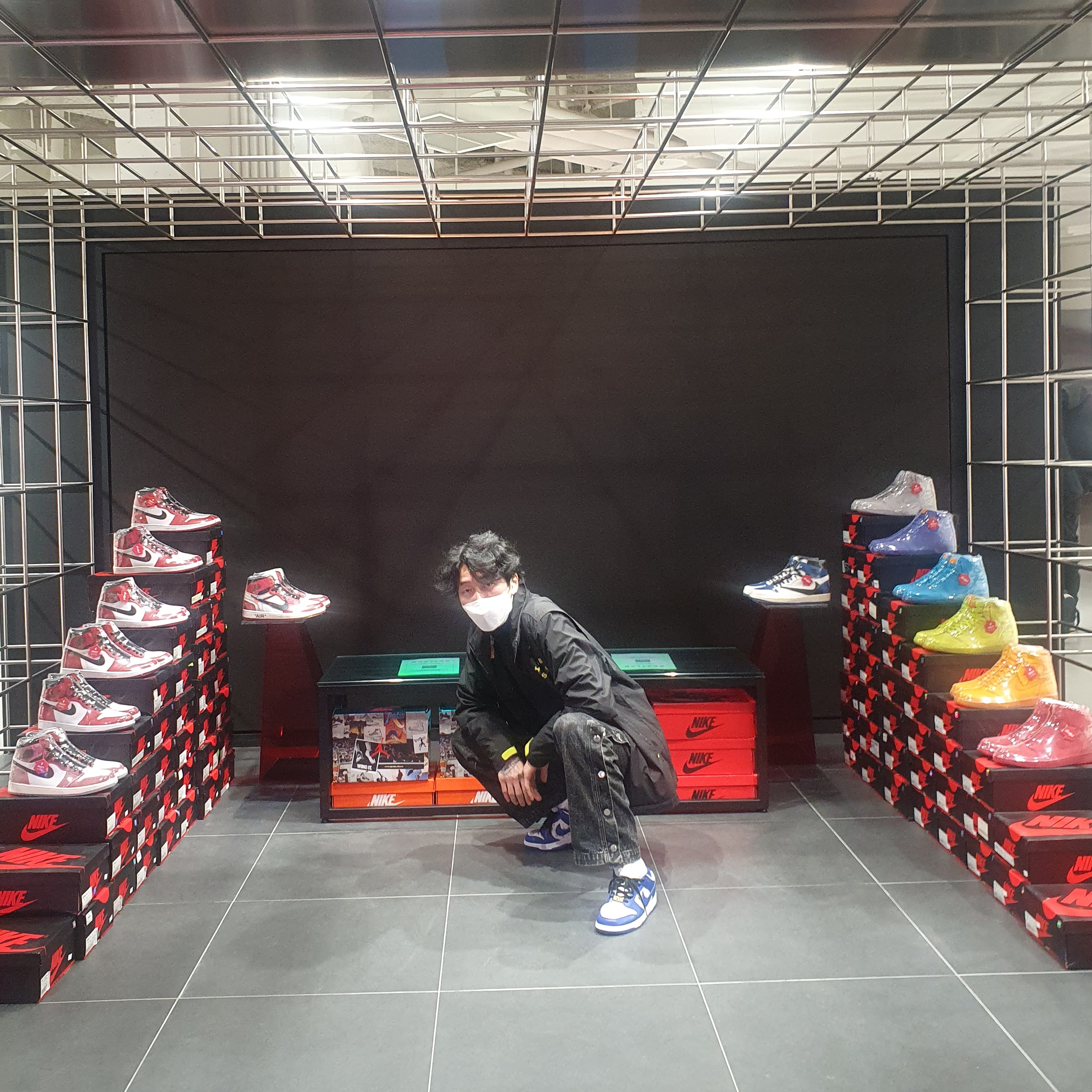 Nike x Supreme SB Dunk Low Hyper Blue, IAB Studio x Asics Windbreaker Black 착용 스타일