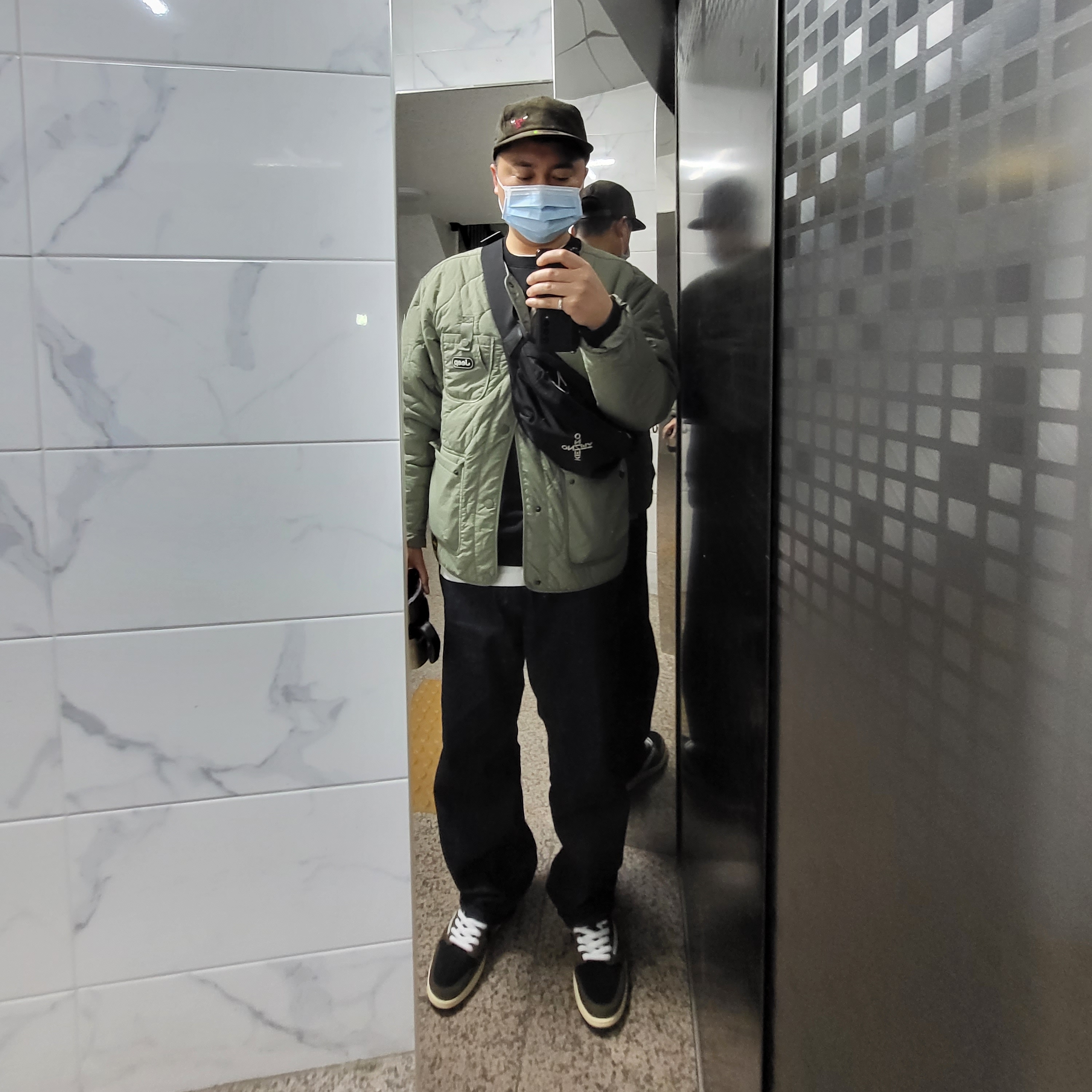 Jordan 1 x Travis Scott Retro Low OG SP Mocha, Stone Island 63051 Crewneck Sweatshirt Black - 22SS 착용 스타일