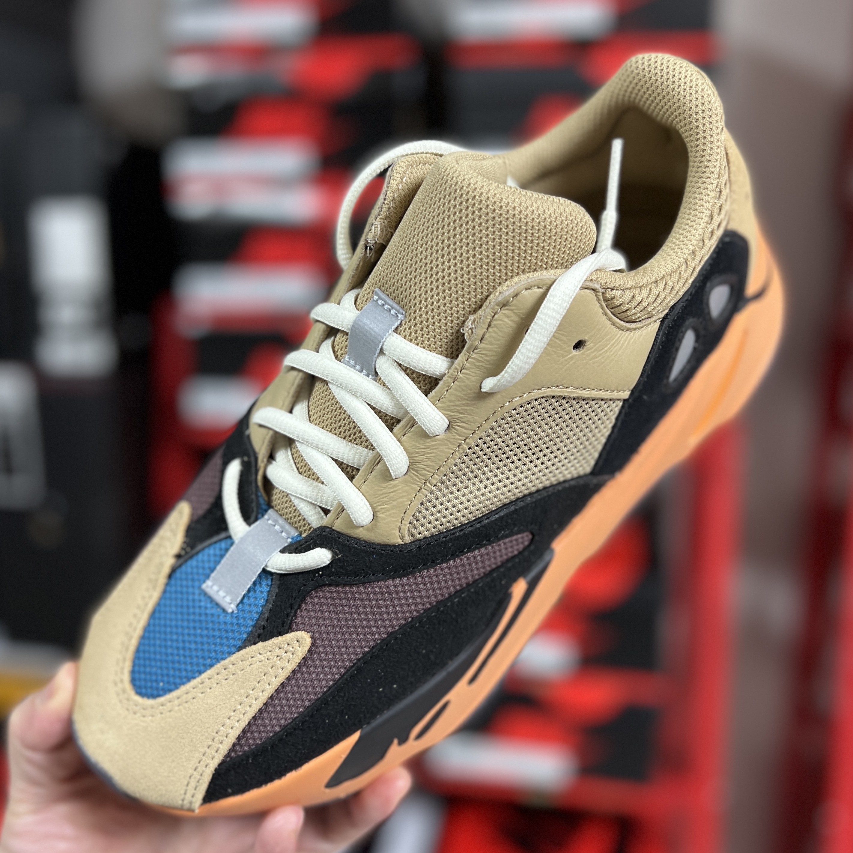 Adidas Yeezy Boost 700 Enflame Amber 착용 스타일 - 1