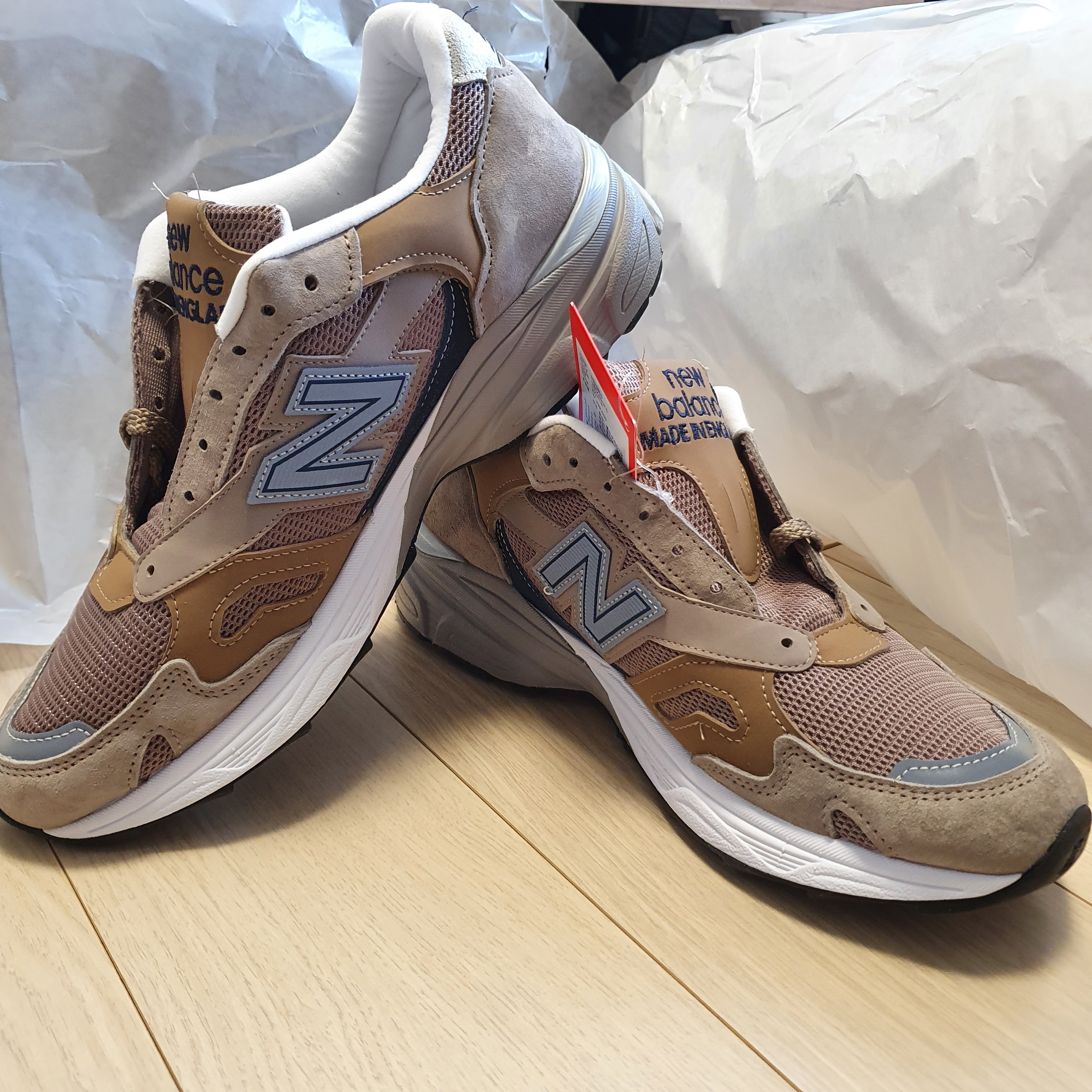 New Balance 920 Made in UK Desert Pack Camel 착용 스타일 - 1