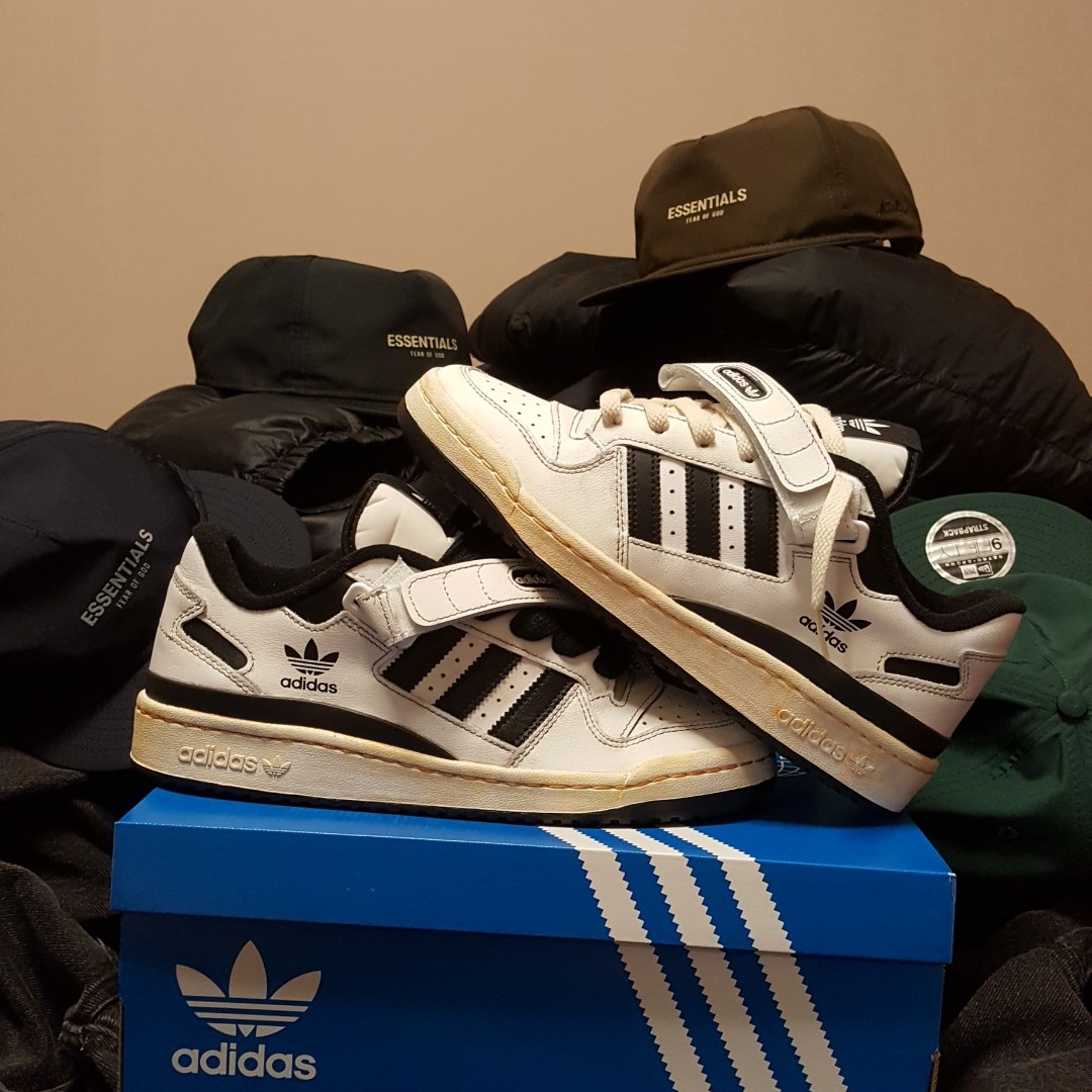 Adidas Forum Low White Black, Essentials x New Era Retro Crown Strapback Dark Green 착용 스타일 - 3
