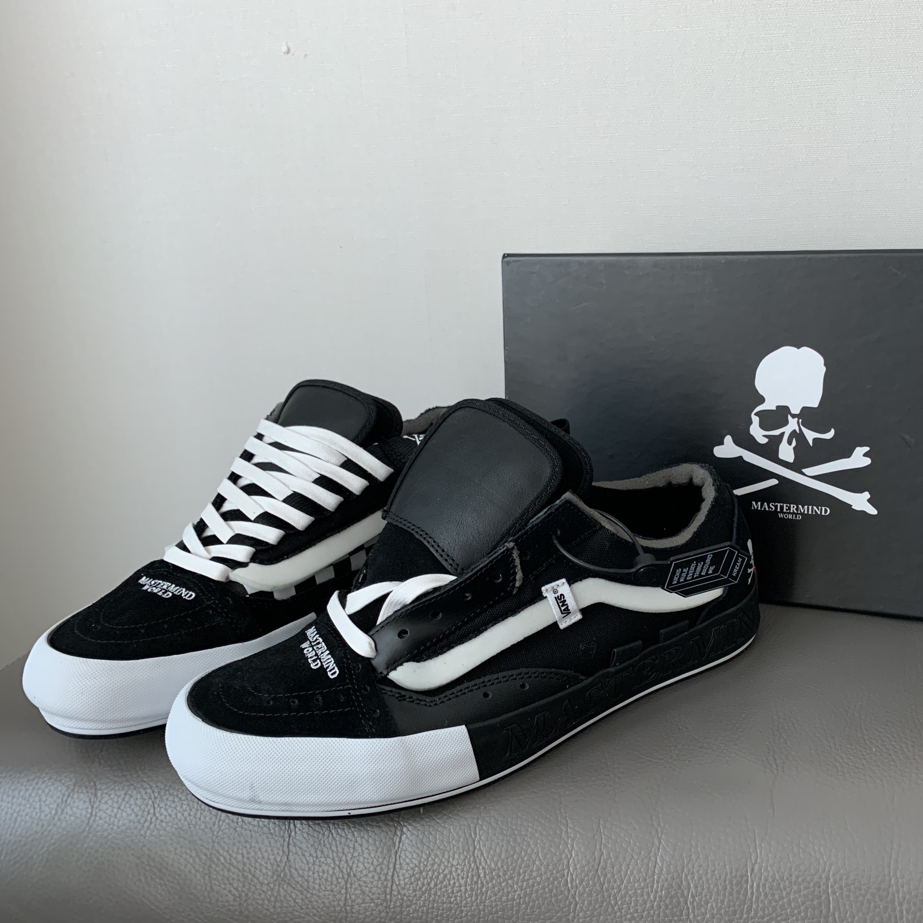 Vans Vault x Mastermind x END. Old Skool Cap LX Black, Nike x Sacai VaporWaffle Royal Fuchsia 착용 스타일 - 1