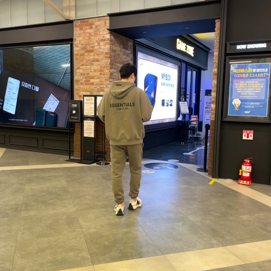 Essentials Pull-Over Hoodie Taupe - 21SS, Essentials Sweatpants Taupe - 21SS 착용 스타일