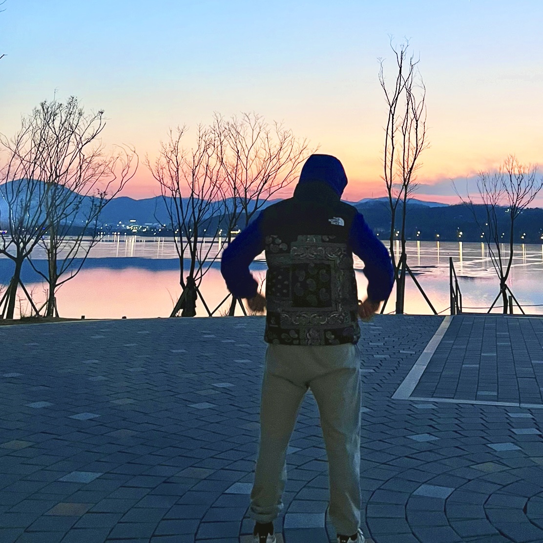 The North Face Nuptse Down Vest Black, Arc'teryx Atom LT Hoody Kingfisher 착용 스타일