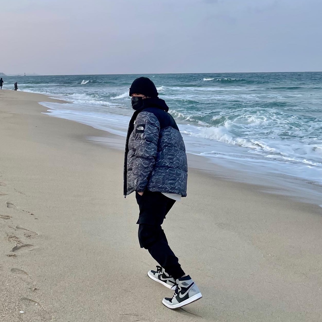 Jordan 1 Retro High OG Shadow 2.0, The North Face White Label Novelty Nuptse Down Jacket Gray 착용 스타일