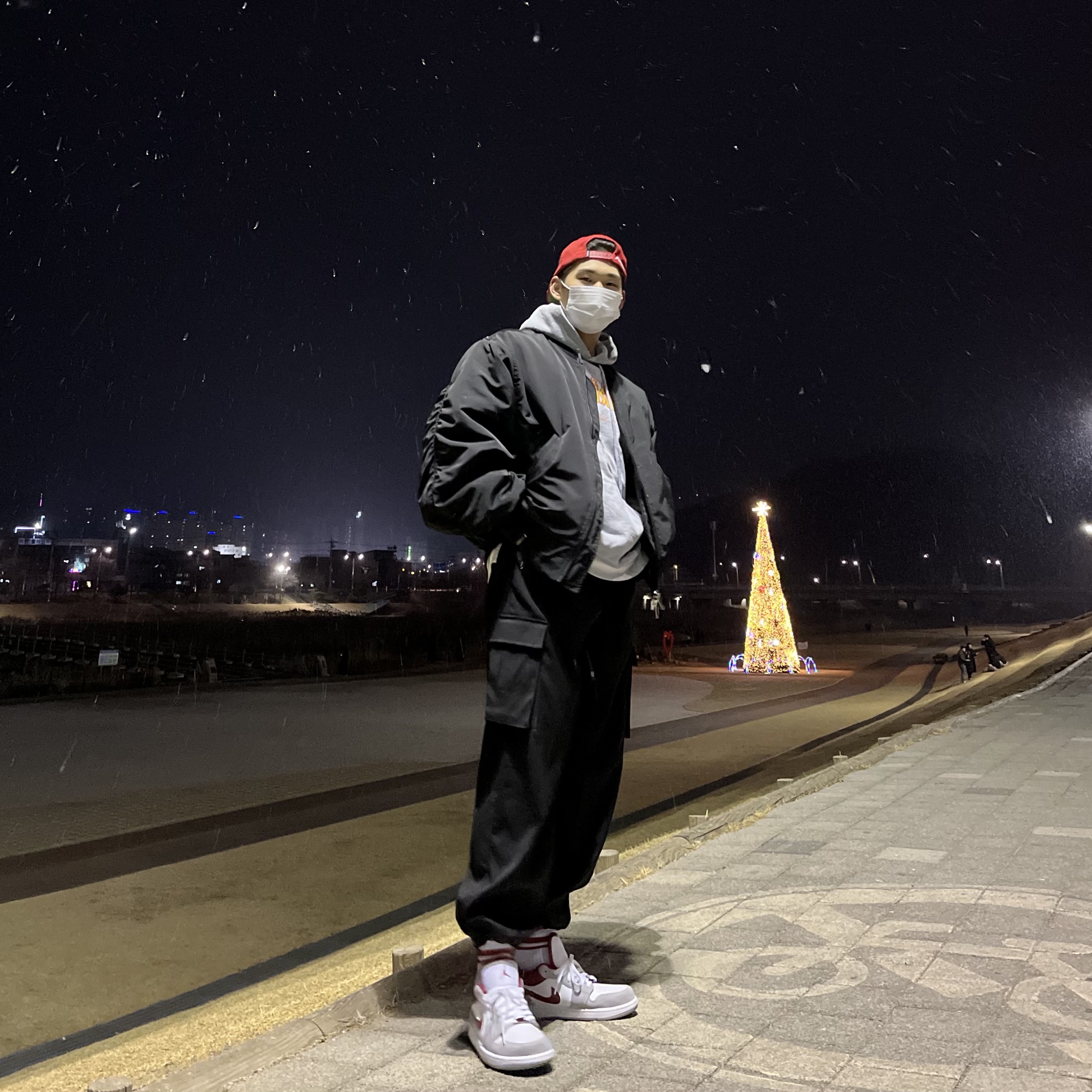 Jordan 1 Low SE Light Smoke Grey Gym Red 착용 스타일