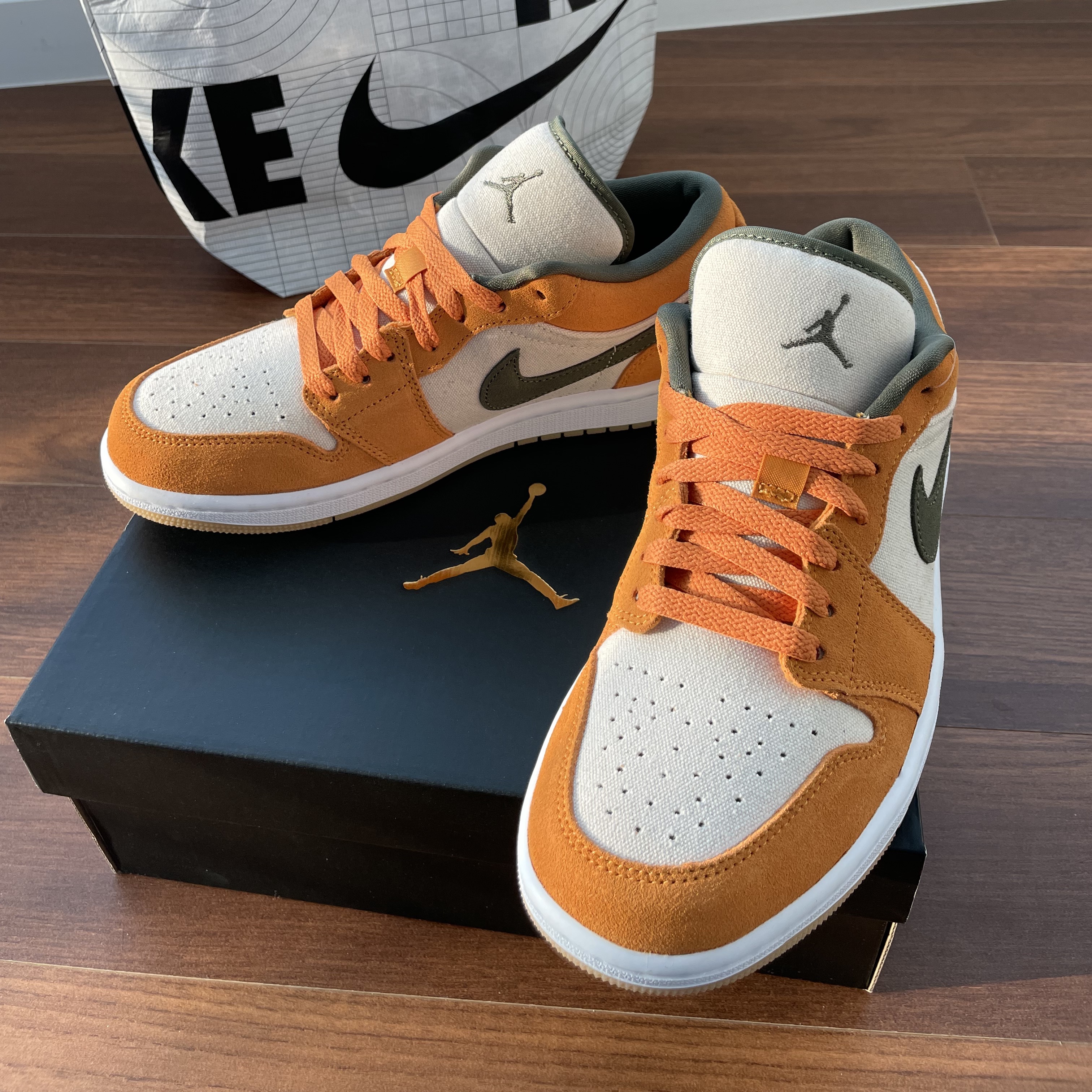Jordan 1 Low SE Light Curry 착용 스타일 - 1
