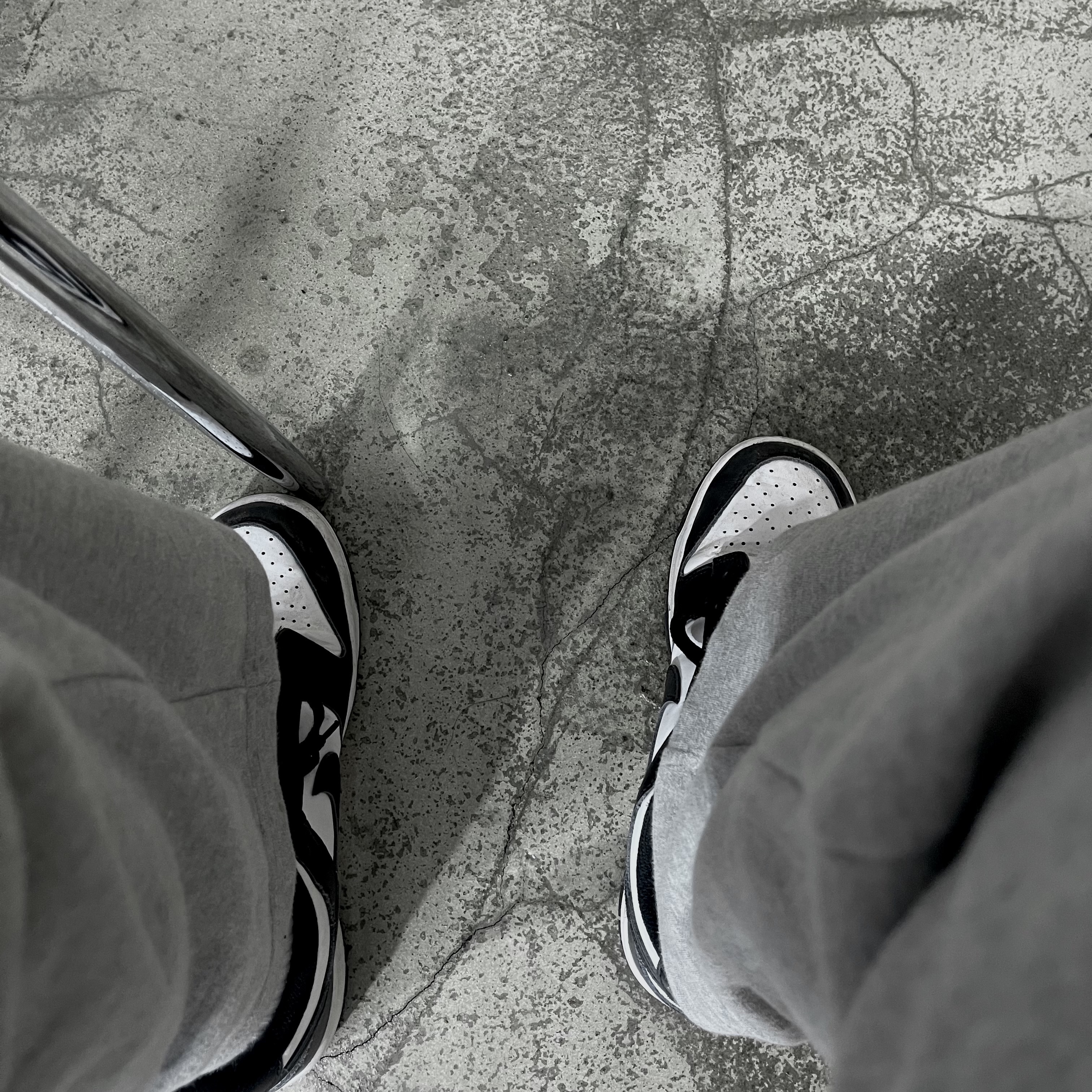 (GS) Nike Dunk Low Black, Nike Air Force 1 '07 LV8 Paint Splatter White 착용 스타일 - 1