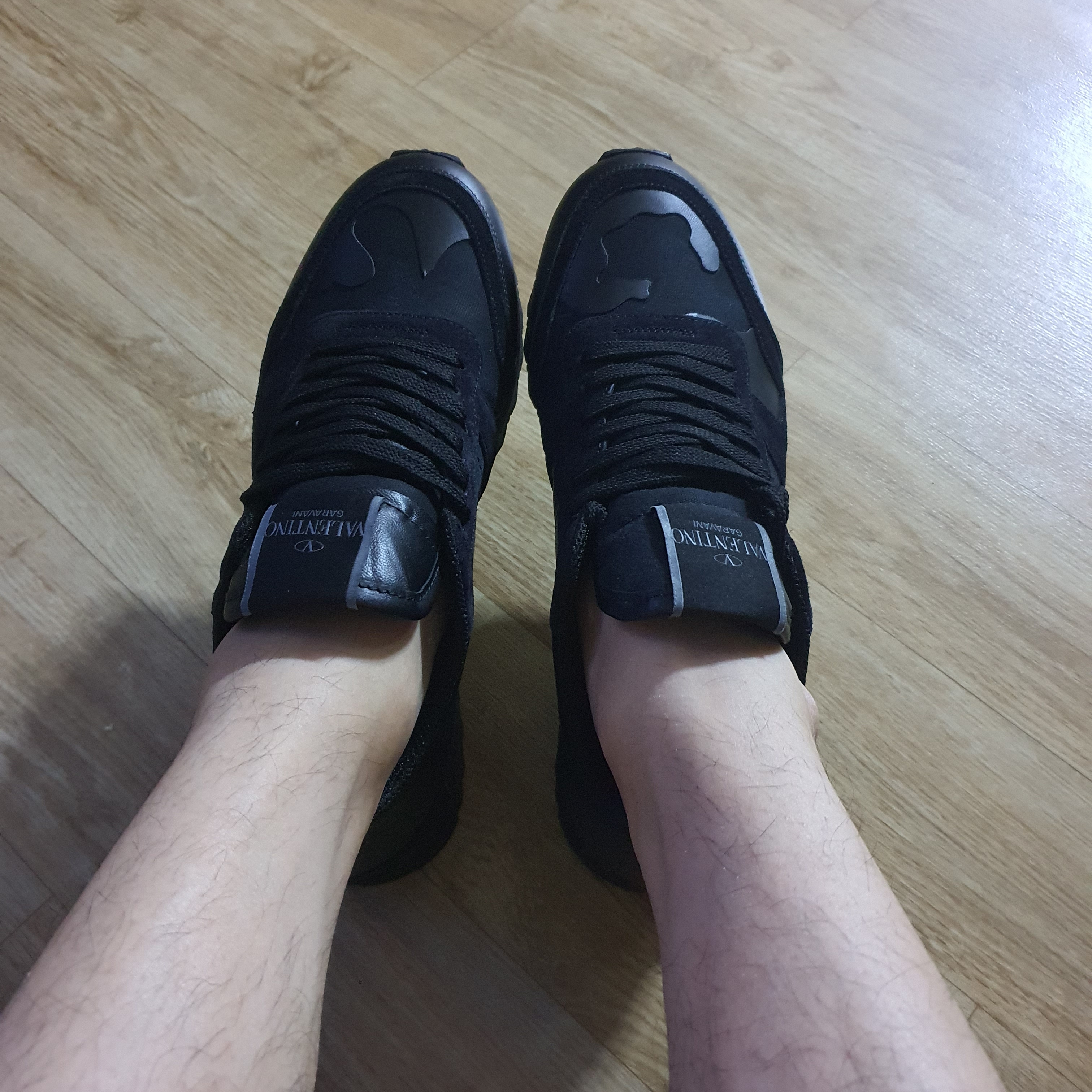Valentino Camouflage Noir Rockrunner Sneakers Black 착용 스타일