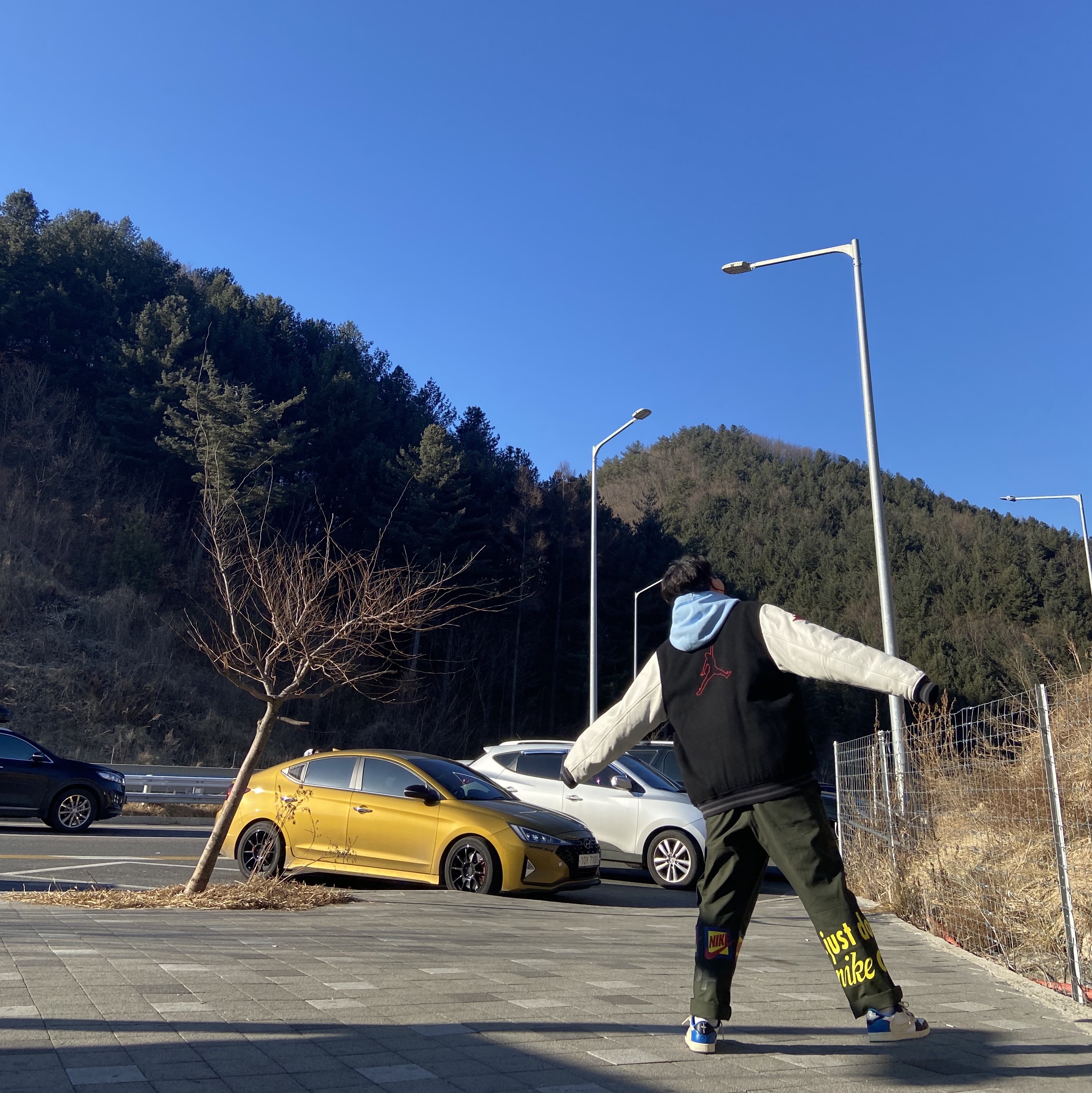 Jordan 1 x Travis Scott x Fragment Retro Low OG SP Military Blue, Nike x Cactus Plant Flea Market Track Pants Olive 착용 스타일