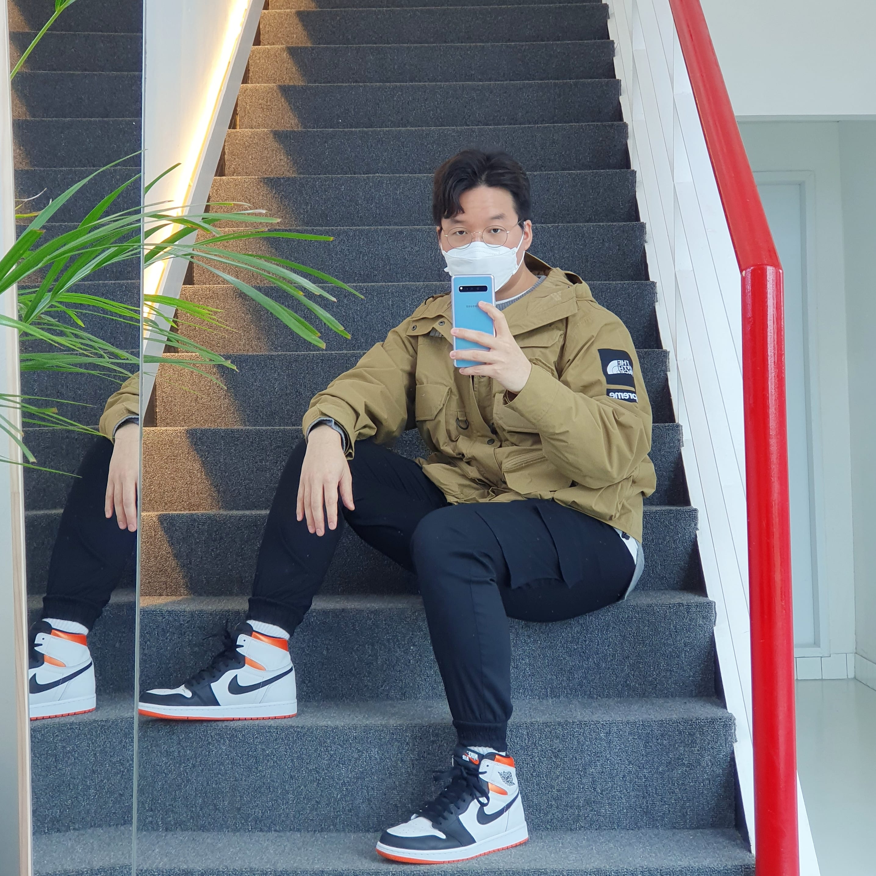 Supreme x The North Face Cargo Jacket Gold - 20SS, Jordan 1 Retro High OG Electro Orange 착용 스타일