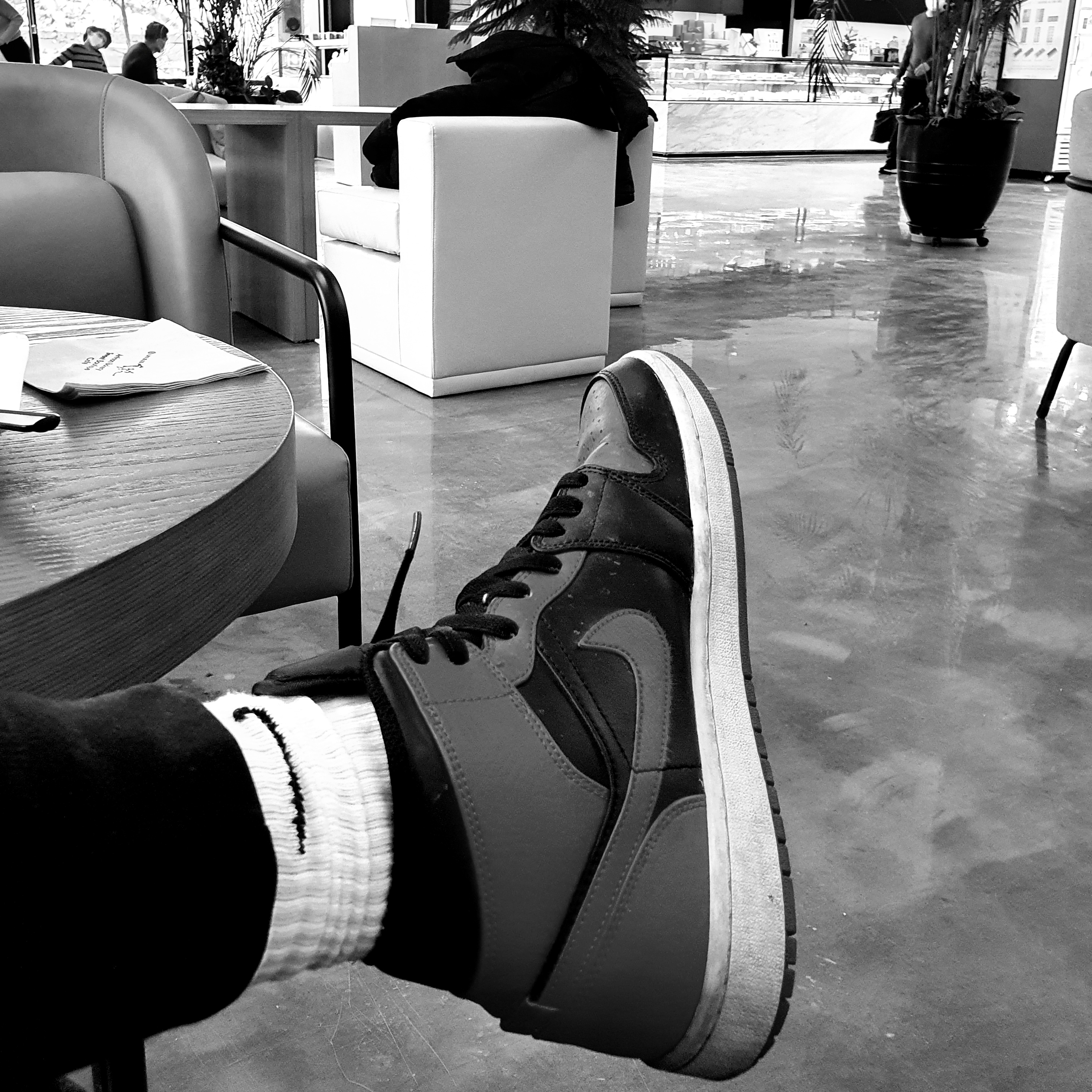 Jordan 1 Mid Bred Banned 2020, Nike M NRG Sweatpants Black 착용 스타일