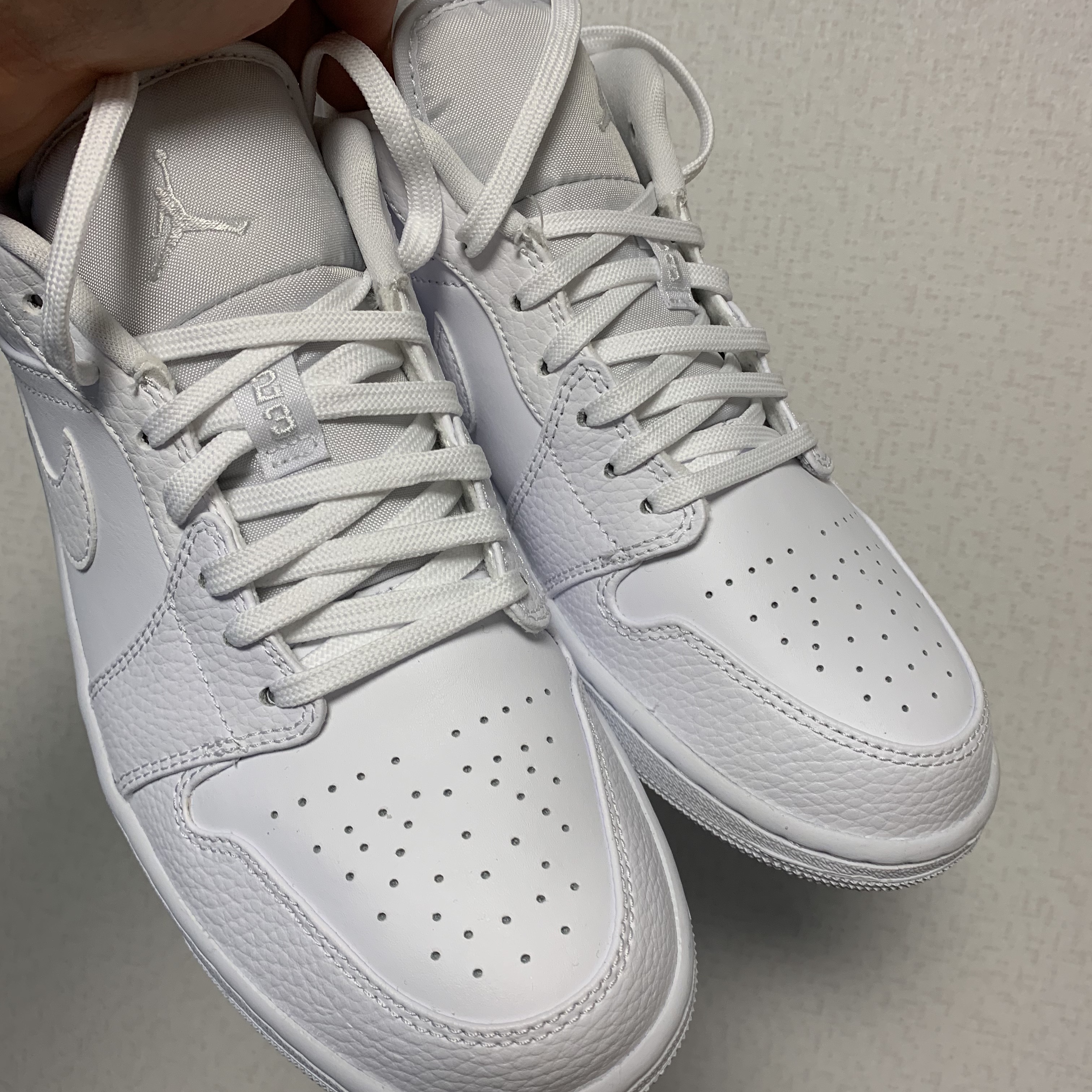 Jordan 1 Low Triple White Tumbled Leather 2020 착용 스타일 - 3