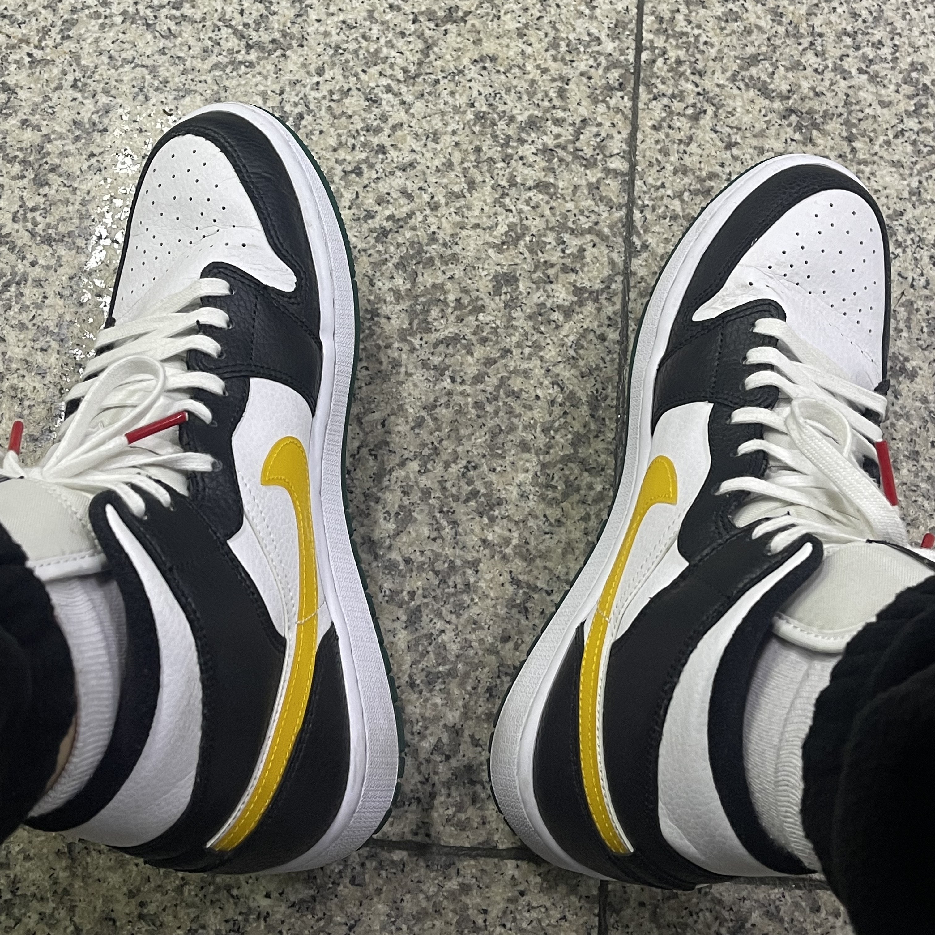 (W) Jordan 1 Mid Alternate Swooshes 착용 스타일