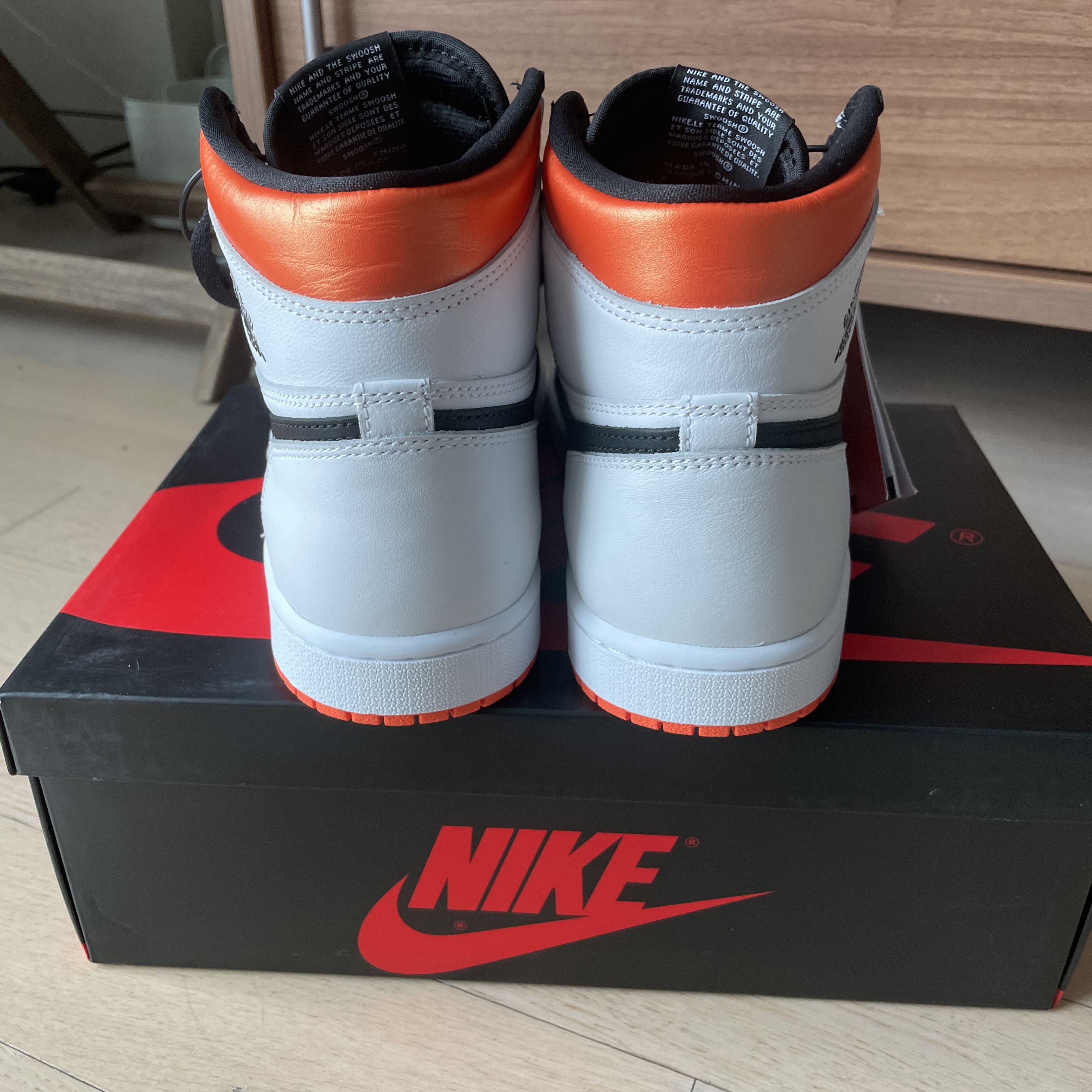 Jordan 1 Retro High OG Electro Orange 착용 스타일 - 4