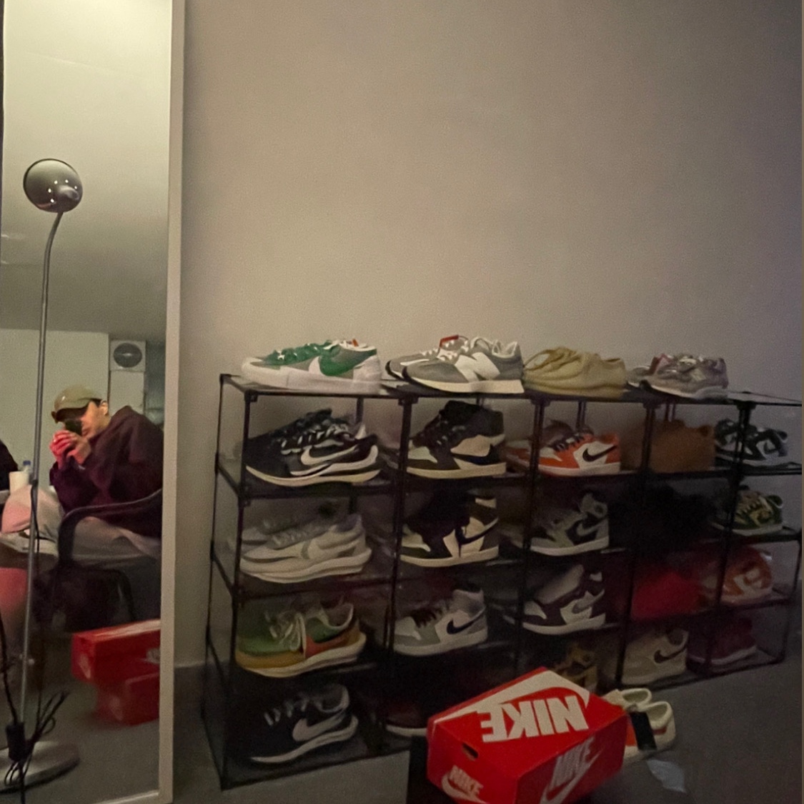 Jordan 1 x Travis Scott Retro High OG SP Mocha, Nike x Sacai VaporWaffle Black White 착용 스타일