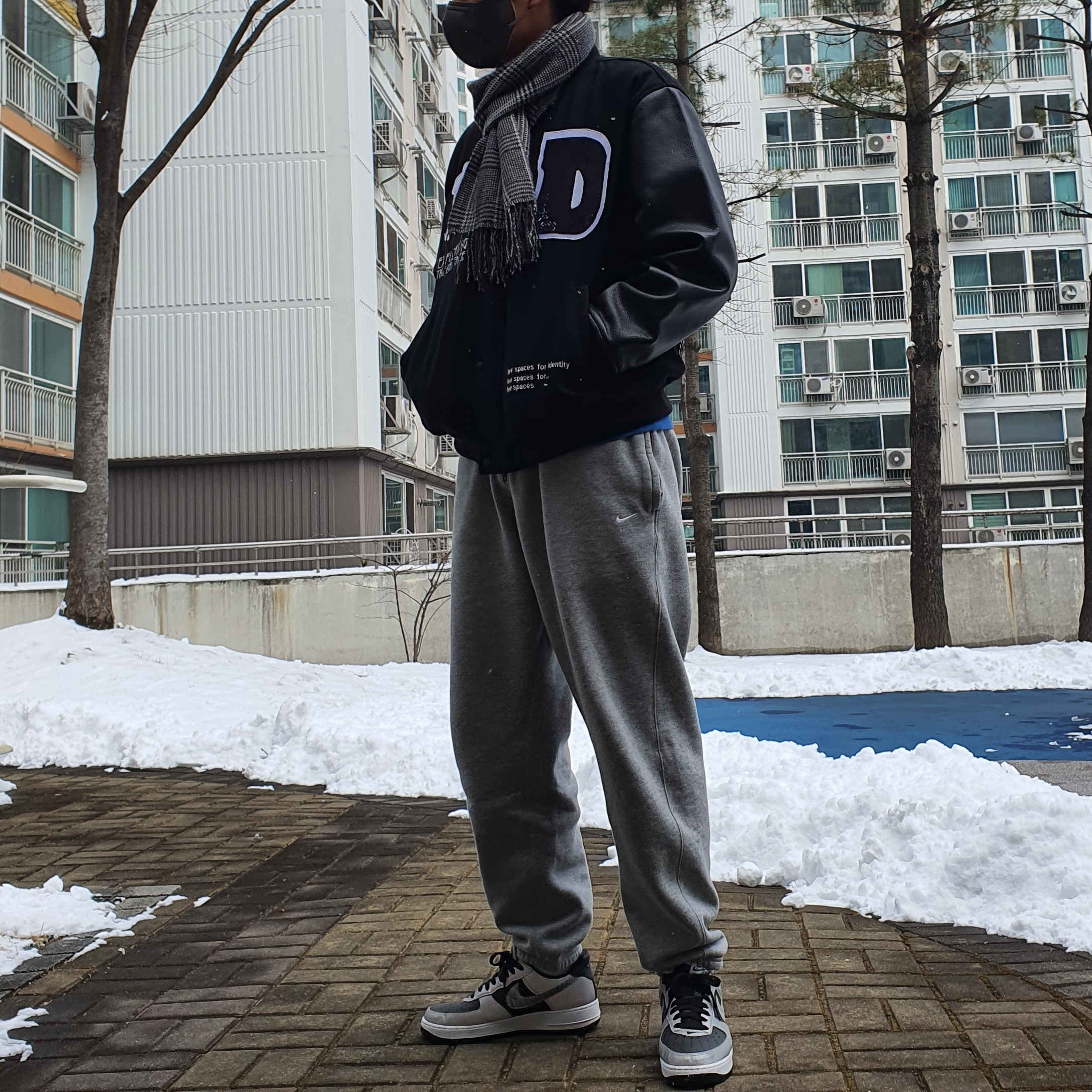 Nike Air Force 1 B Silver Snake, Nike NRG Solo Swoosh Fleece Pants Dark Grey Heather - Asia 착용 스타일