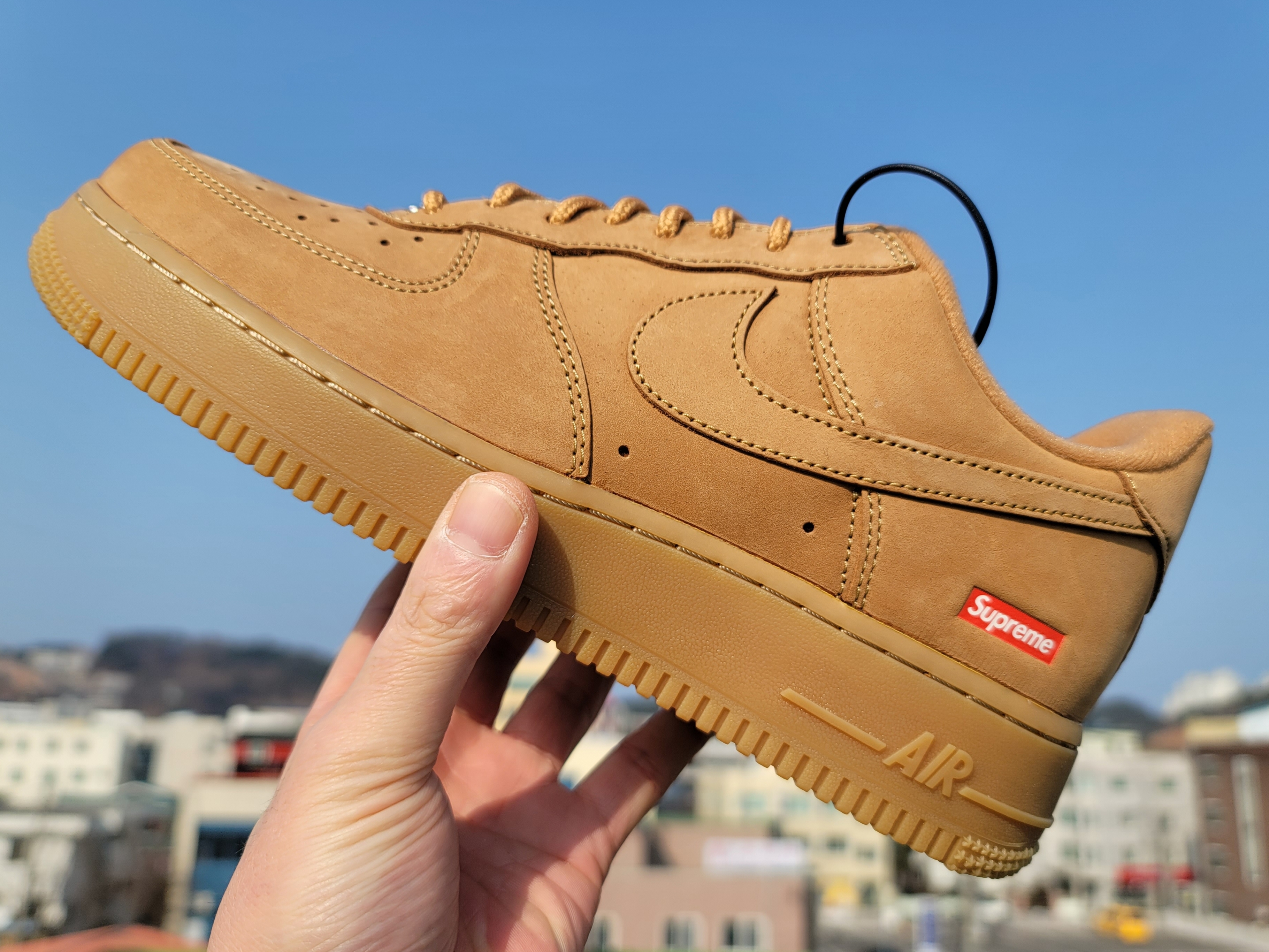 Nike x Supreme Air Force 1 Low Flax 착용 스타일