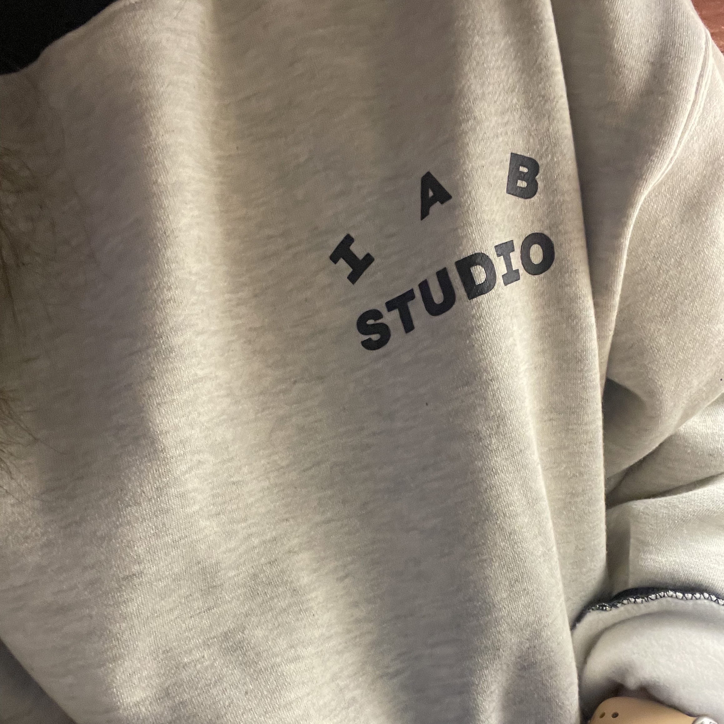 IAB Studio Sweatshirt Oatmeal Navy 착용 스타일