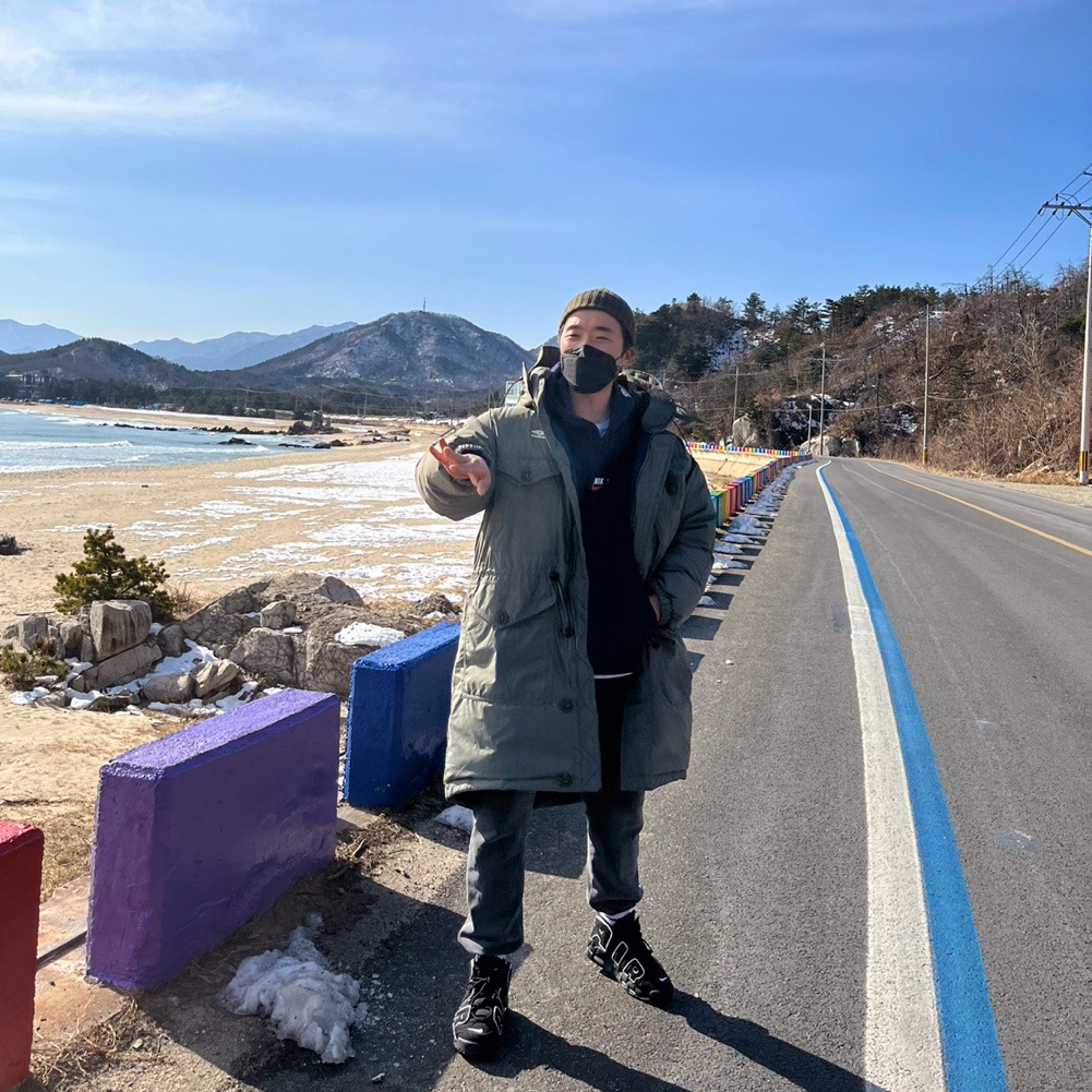 Nike Air More Uptempo Black White 2020, Nike NSW Hoodie BRS Midnight Navy 착용 스타일