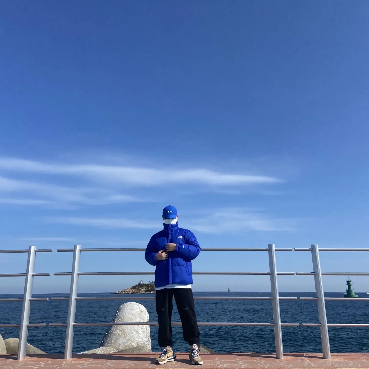 Nike x Sacai VaporWaffle Sesame and Blue Void 착용 스타일