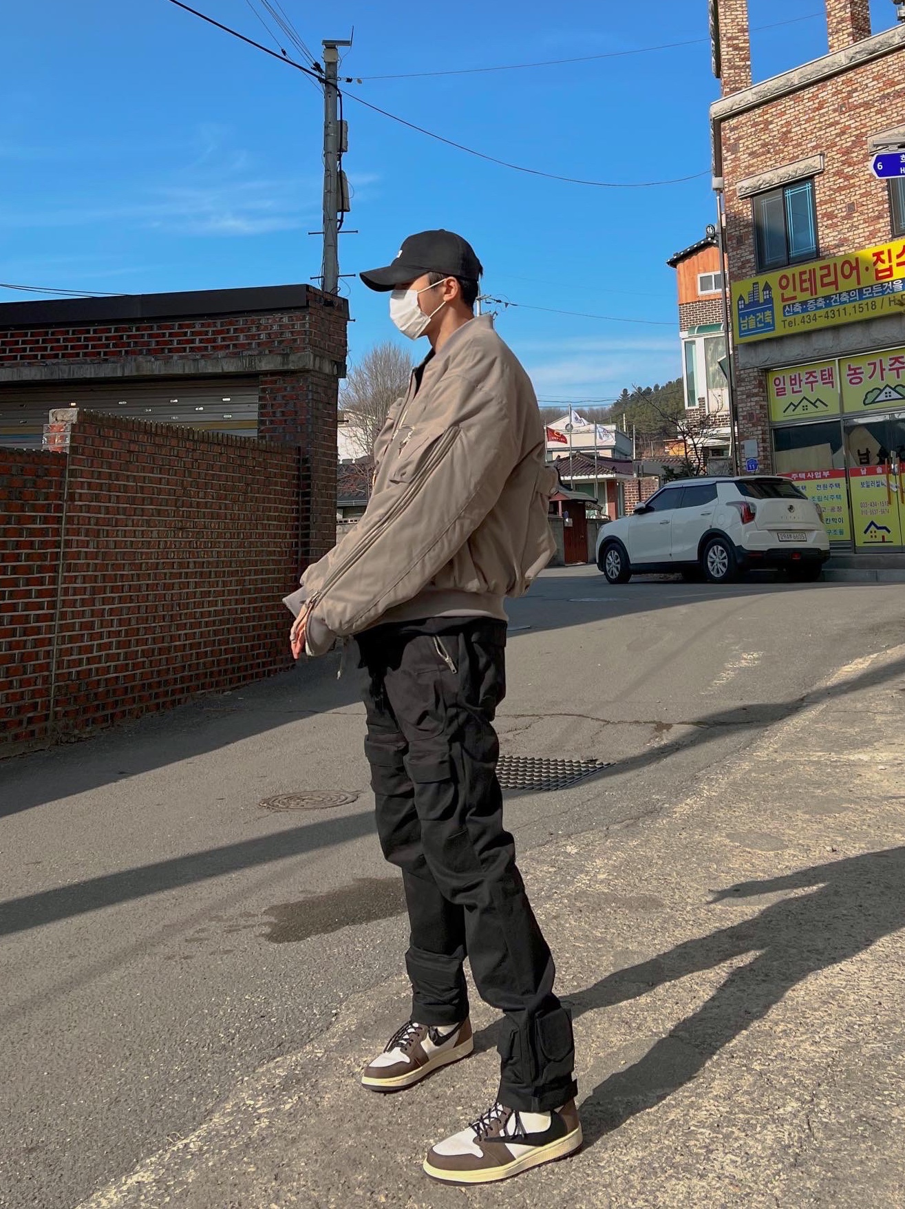 Jordan 1 x Travis Scott Retro High OG SP Mocha 착용 스타일 - 1