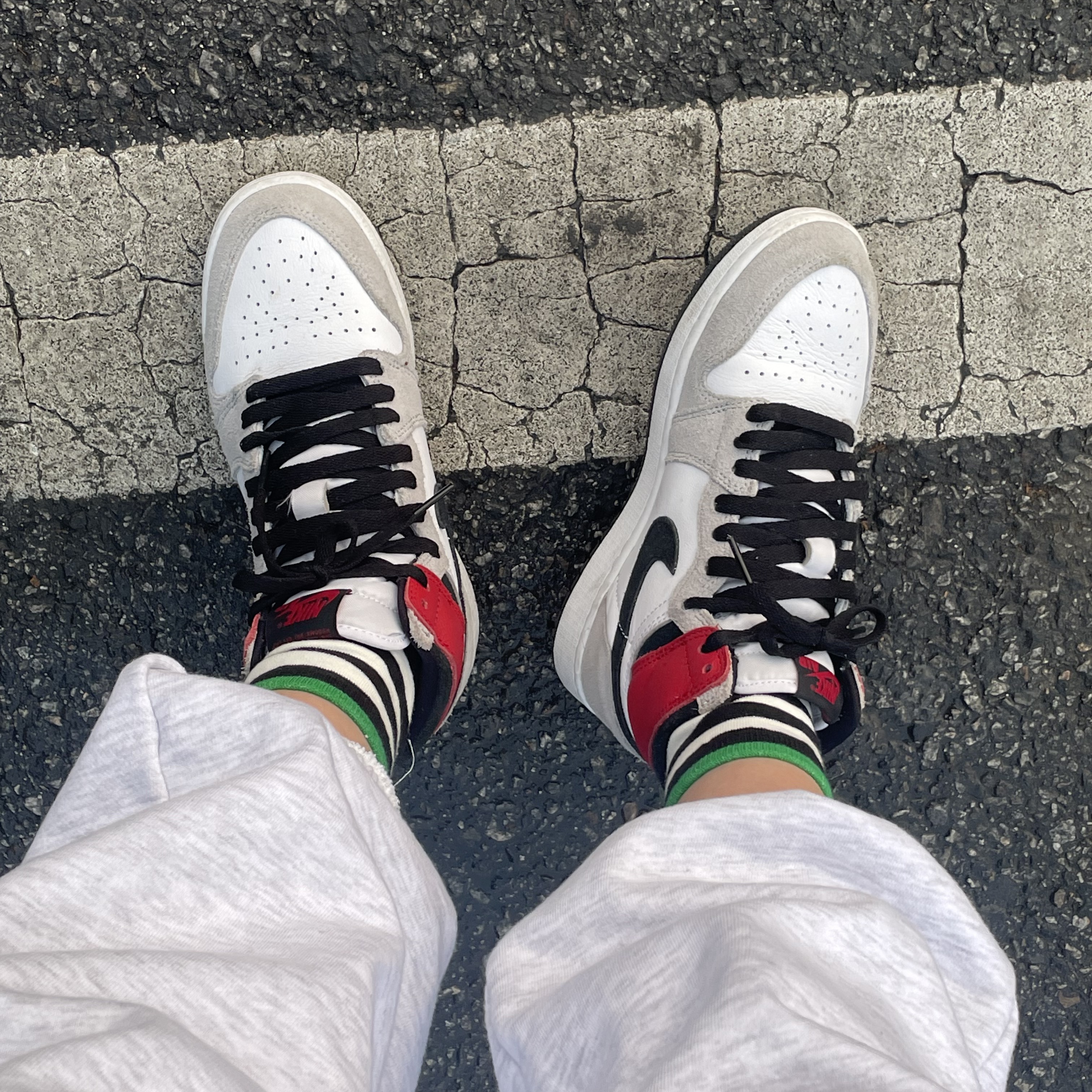 Jordan 1 Retro High OG Light Smoke Grey, (GS) Jordan 1 Retro High OG Light Smoke Grey 착용 스타일