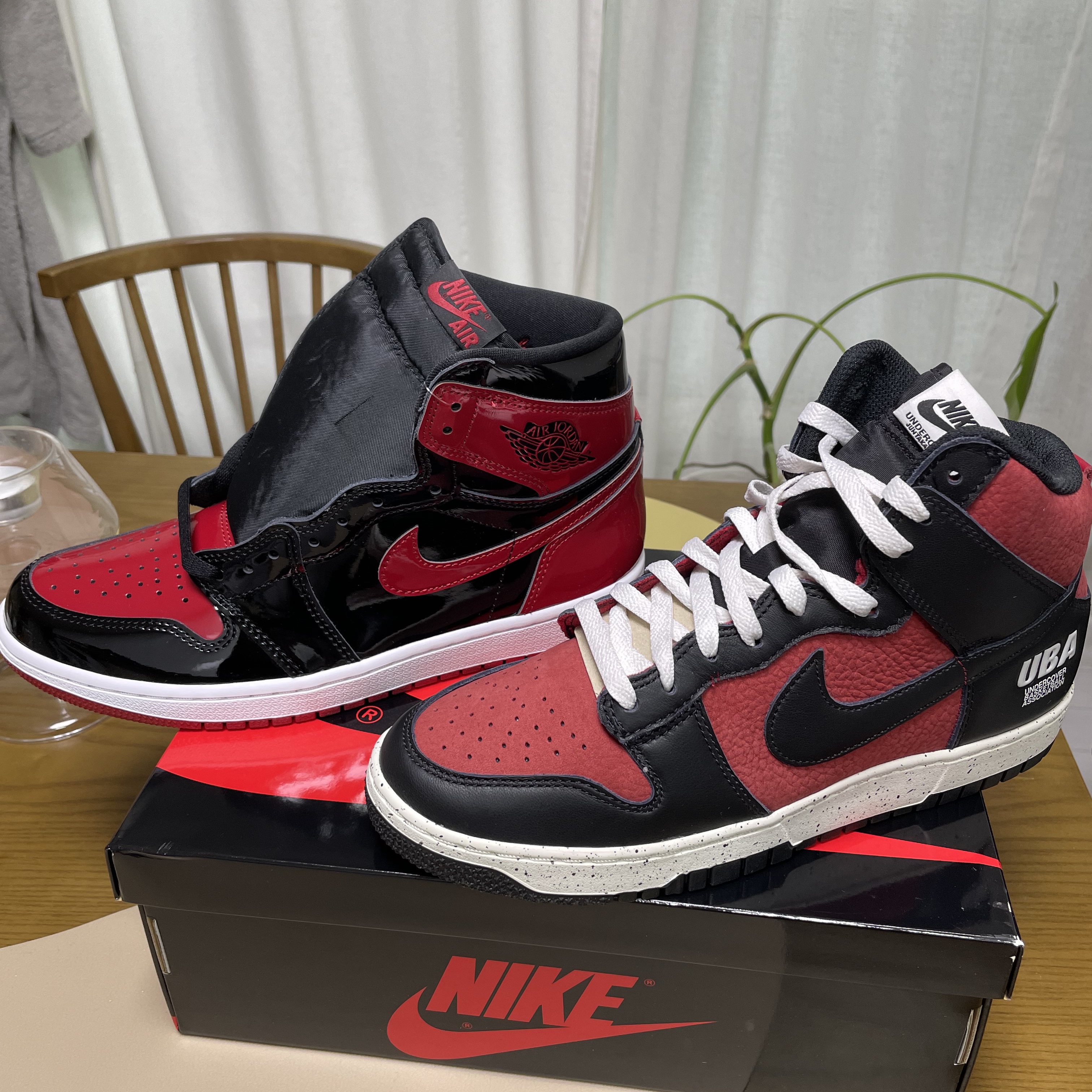 Jordan 1 Retro High OG Patent Bred, Nike x Undercover Dunk High 1985 Gym Red 착용 스타일