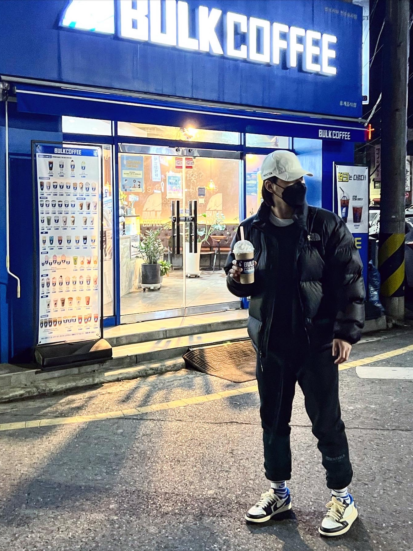 Jordan 1 x Travis Scott x Fragment Retro Low OG SP Military Blue, Essentials The Core Collection Sweatpants Black 착용 스타일 - 1