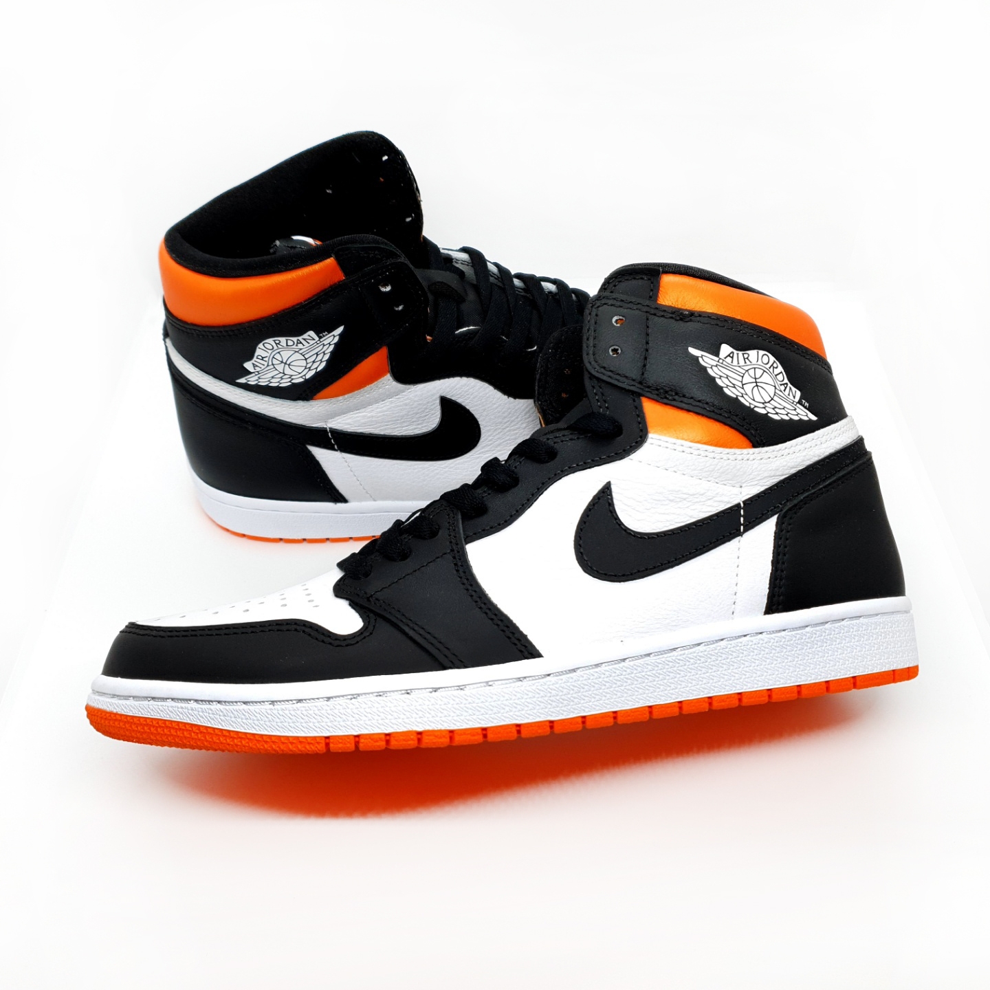 Jordan 1 Retro High OG Electro Orange 착용 스타일 - 2