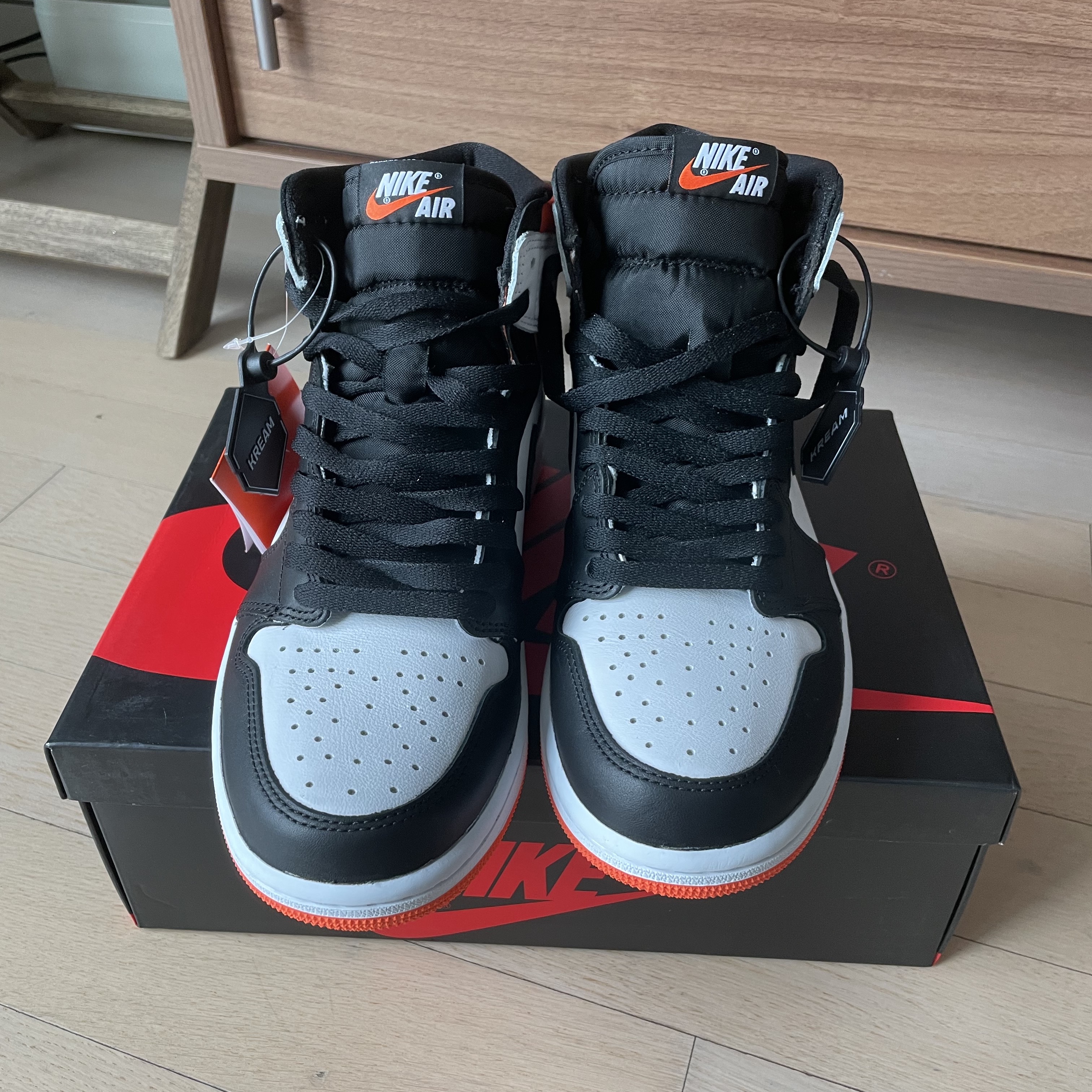Jordan 1 Retro High OG Electro Orange 착용 스타일 - 2