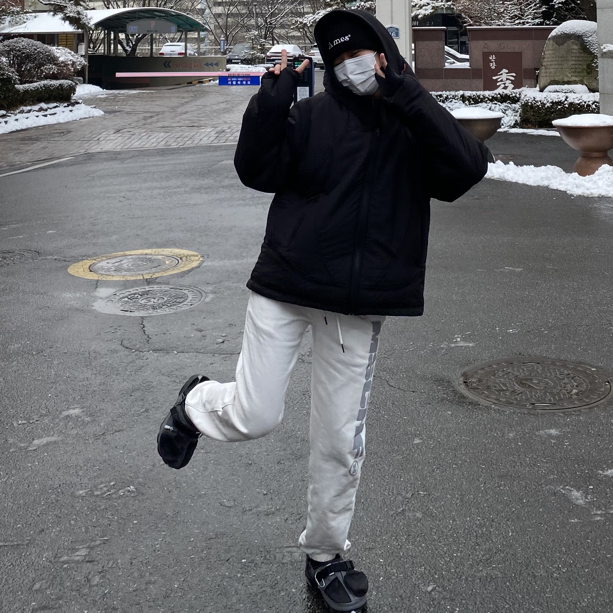 Crocs x Beams Classic All Terrain Mountain Parka Clog Grey 착용 스타일 - 2