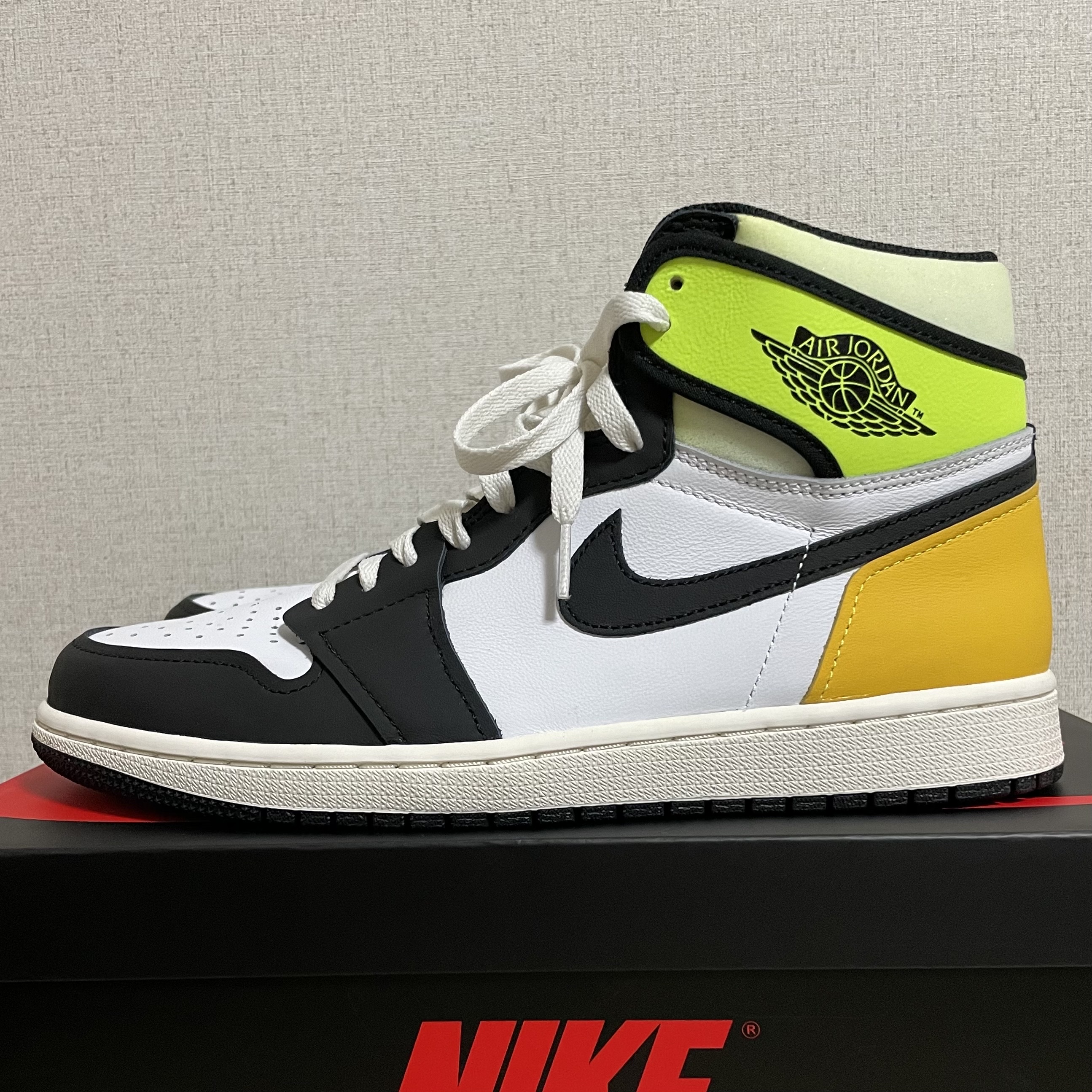 Jordan 1 Retro High OG Volt Gold 착용 스타일 - 2