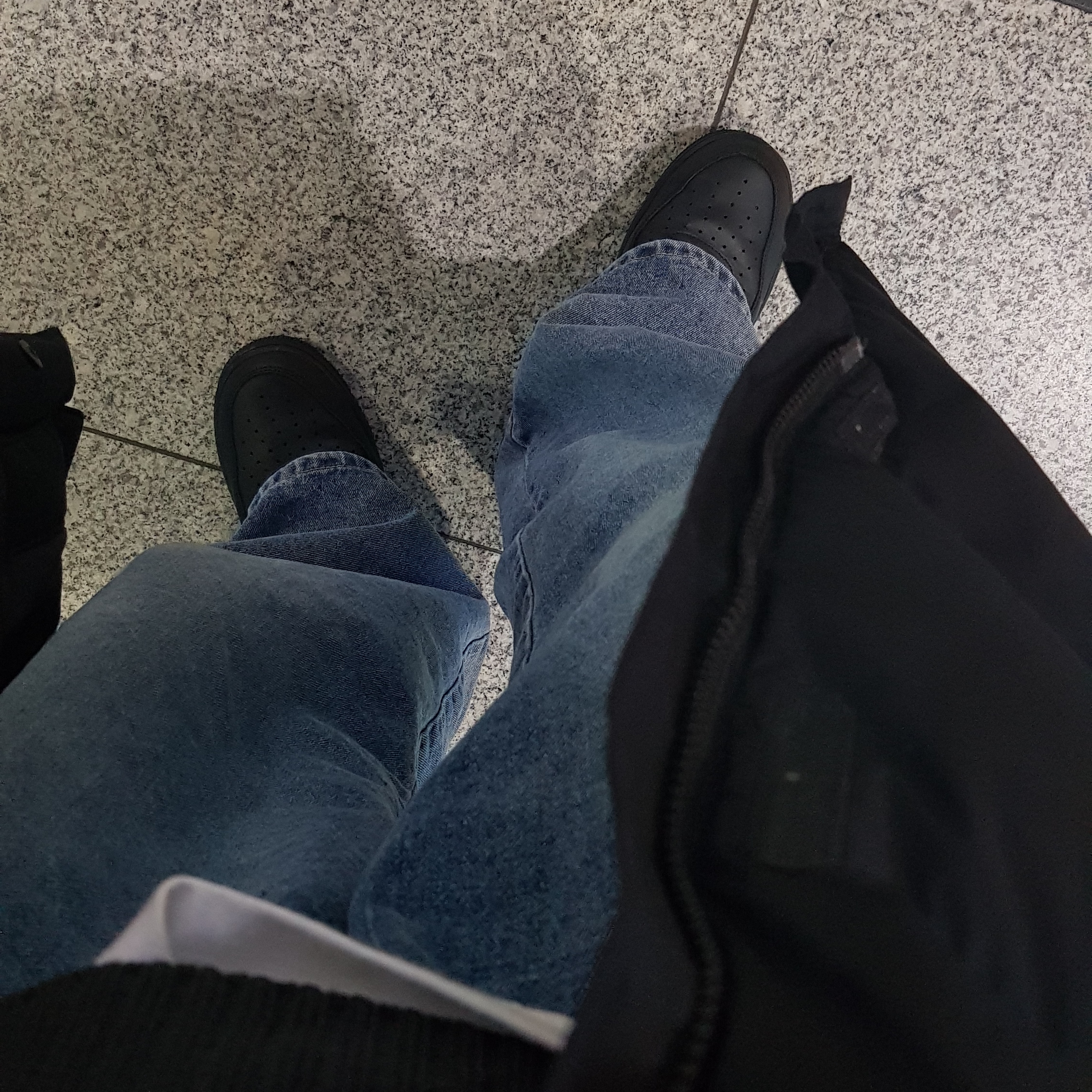 Nike Air Force 1 '07 Low Triple Black 착용 스타일