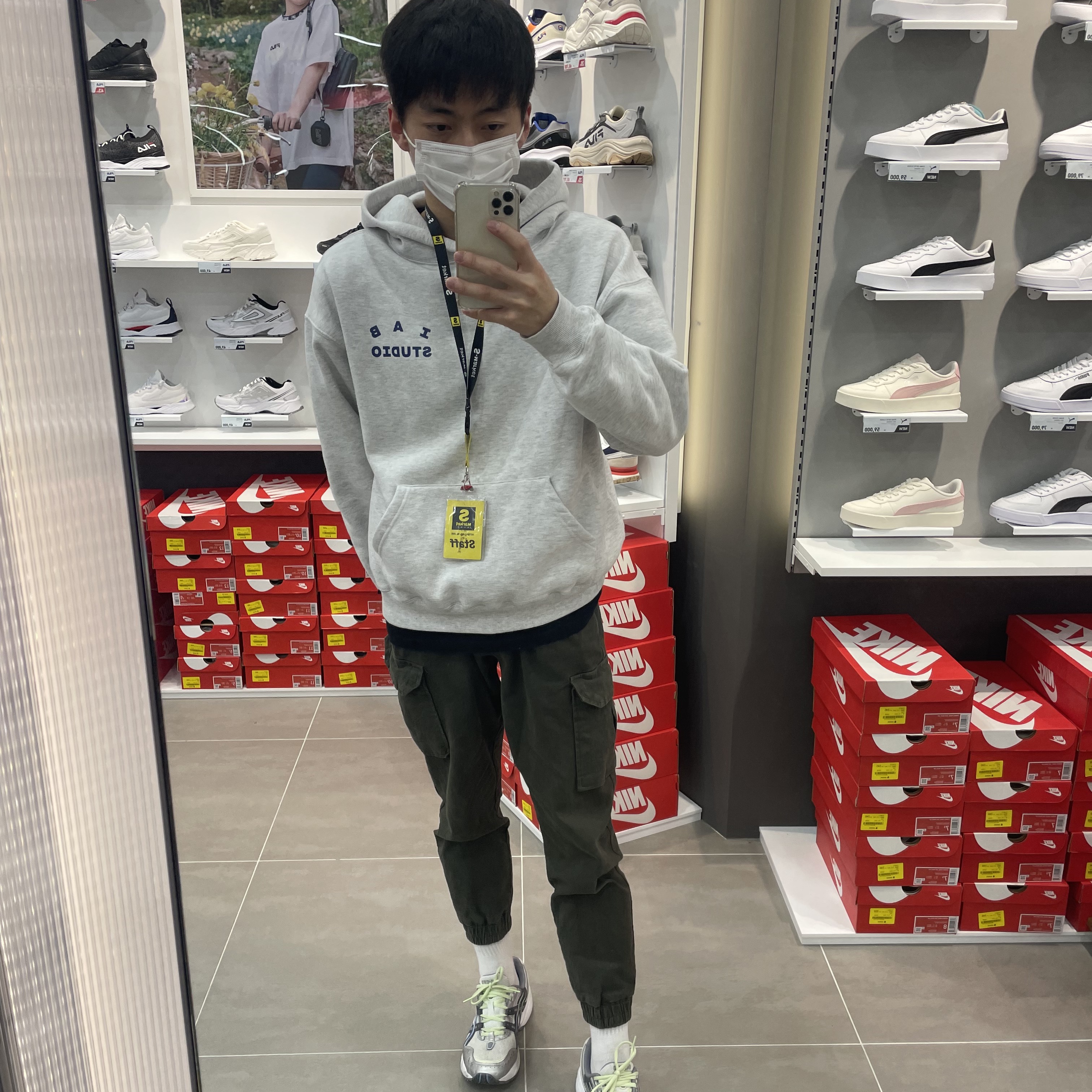 IAB Studio Hoodie Light Gray 착용 스타일