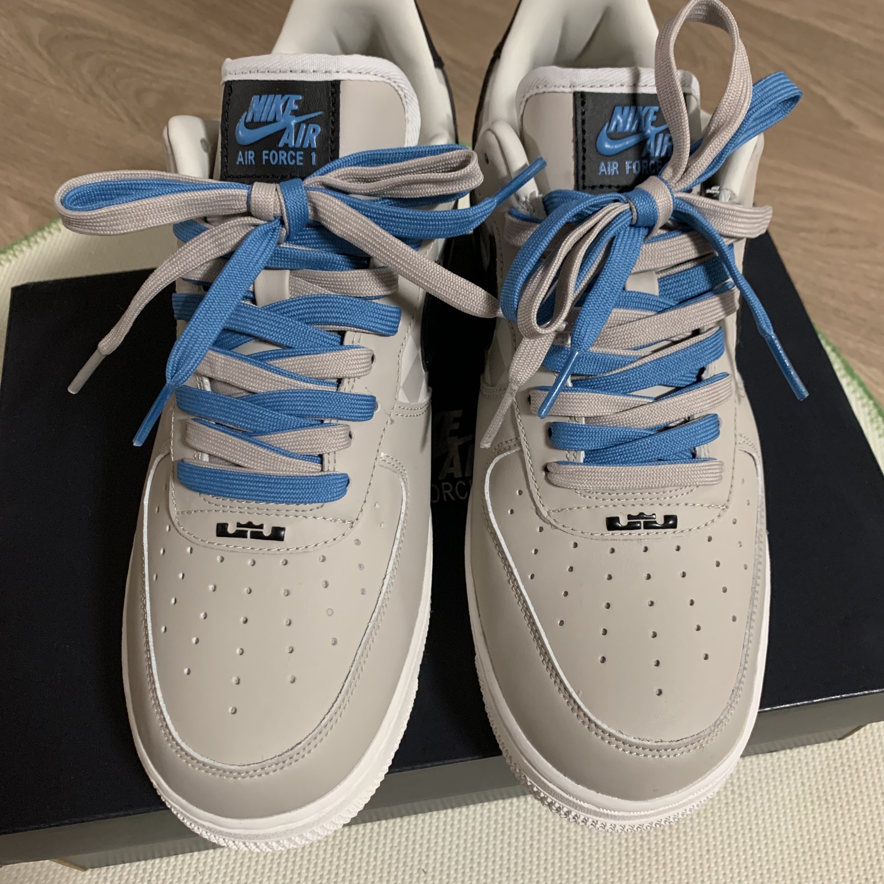Nike Air Force 1 '07 QS LBJ 착용 스타일 - 1
