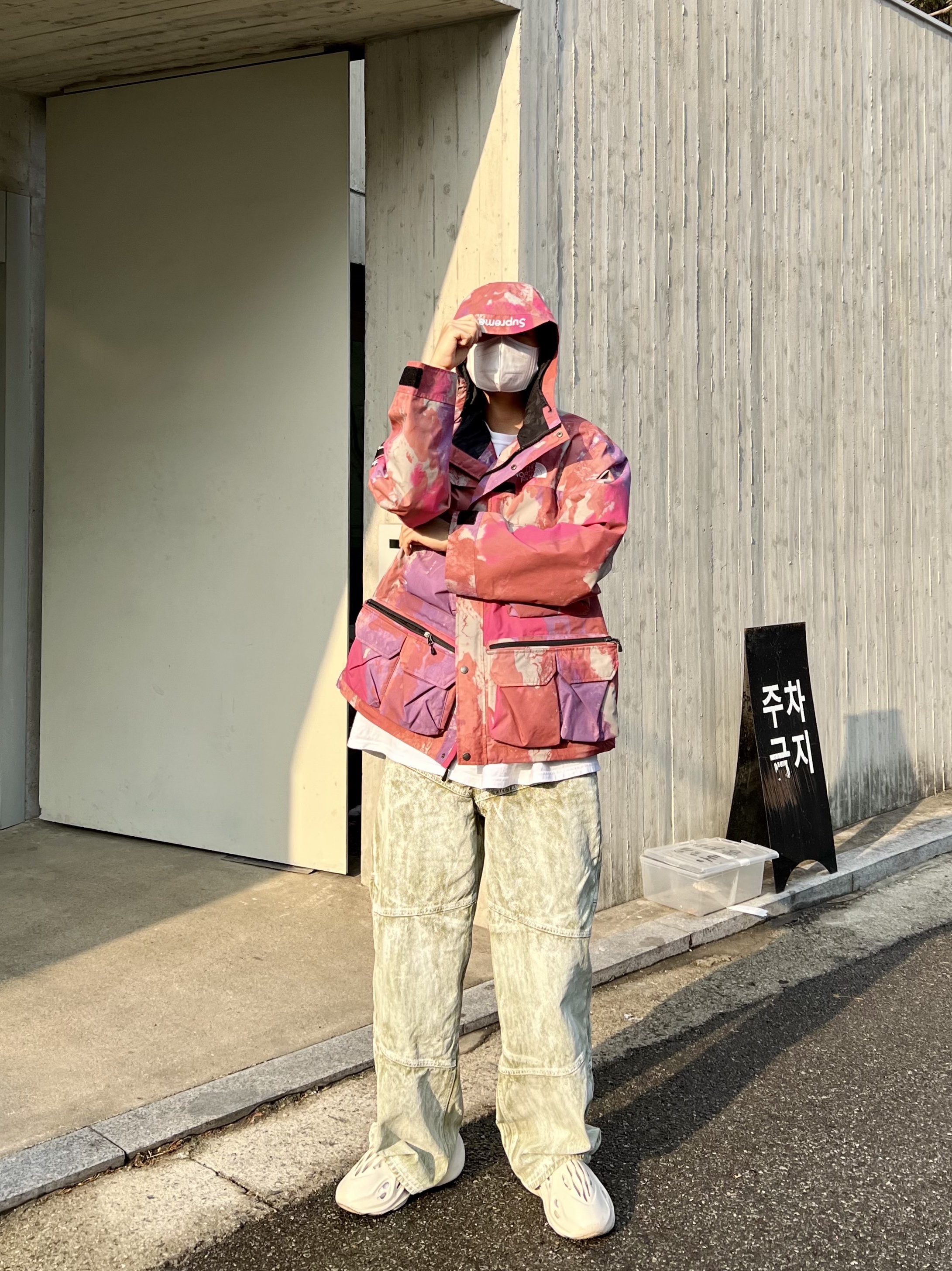 Supreme x The North Face Cargo Jacket Multi-Color - 20SS, Adidas Yeezy Foam RNNR Sand 착용 스타일 - 2