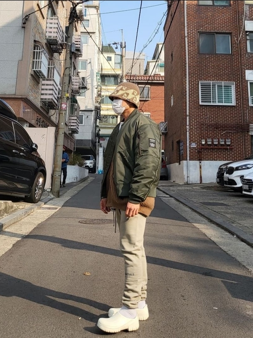 Stussy Waves Knit Bucket Hat Brown, Essentials Sweatpants Pistachio - 21FW 착용 스타일