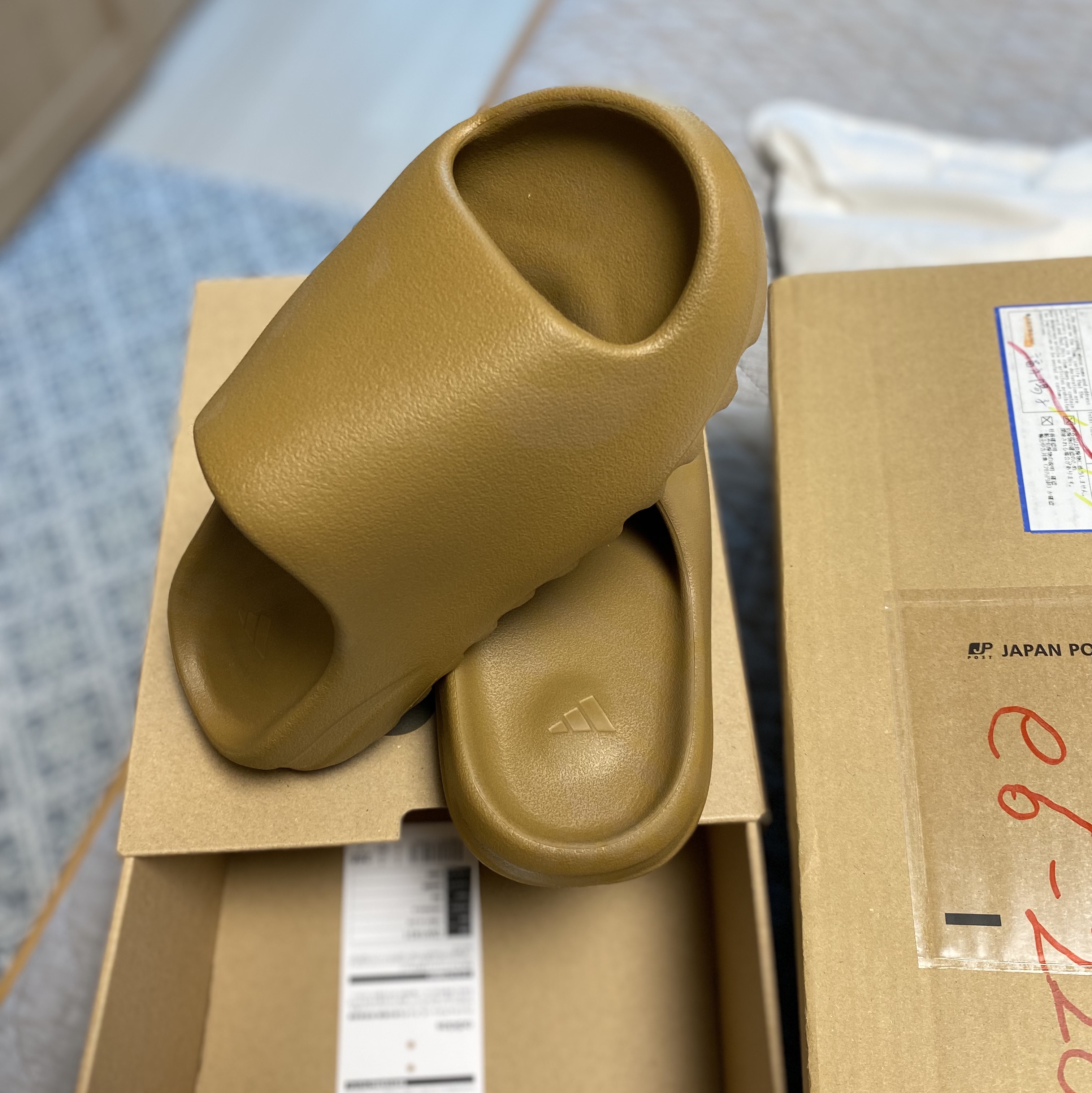 Adidas Yeezy Slide Ochre 착용 스타일 - 2