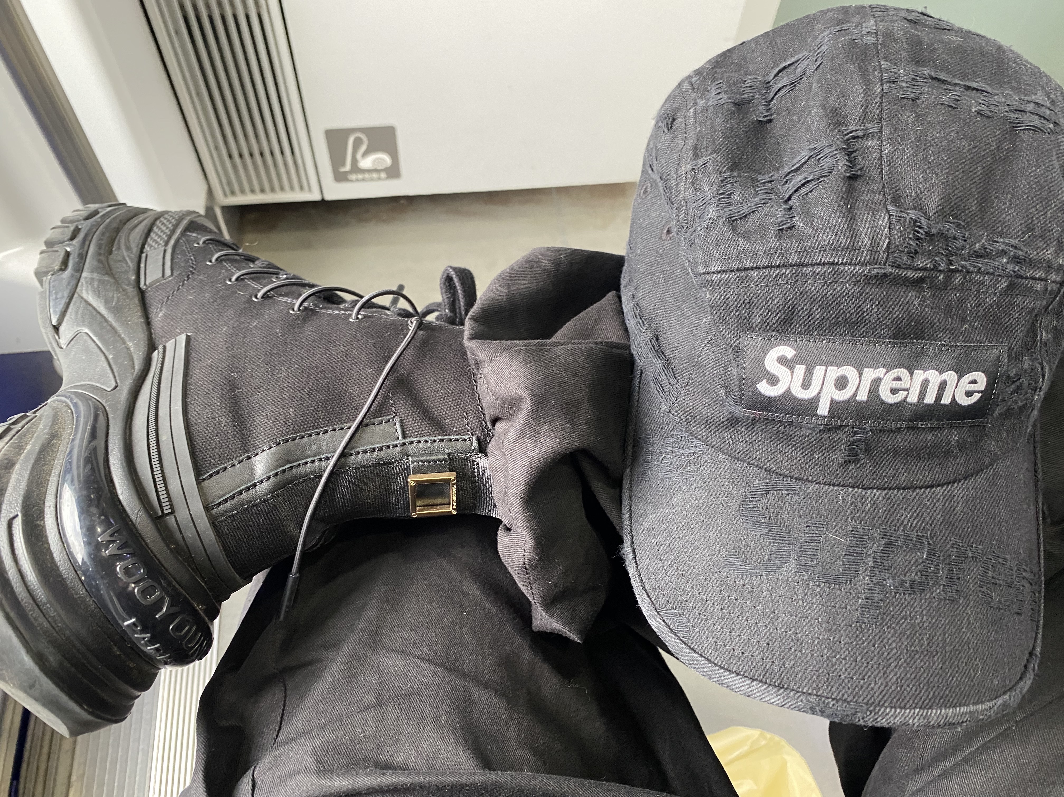 Supreme Frayed Logos Denim Camp Cap Black - 21SS 착용 스타일 - 1