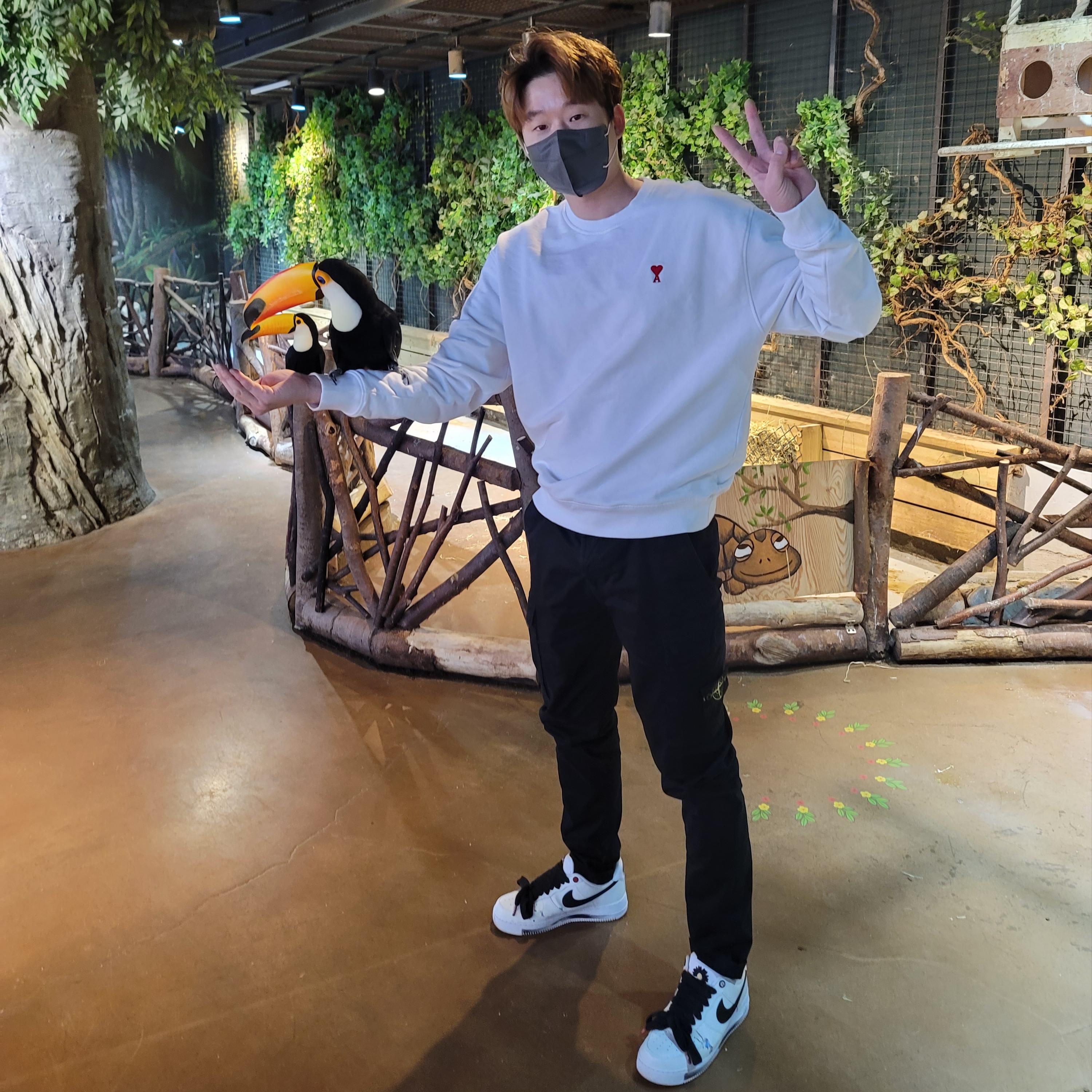 AMI de Coeur Sweatshirt White - 21FW, Stone Island 31314 Stretch Cotton Wool Satin Cargo Pants Black - 21FW 착용 스타일