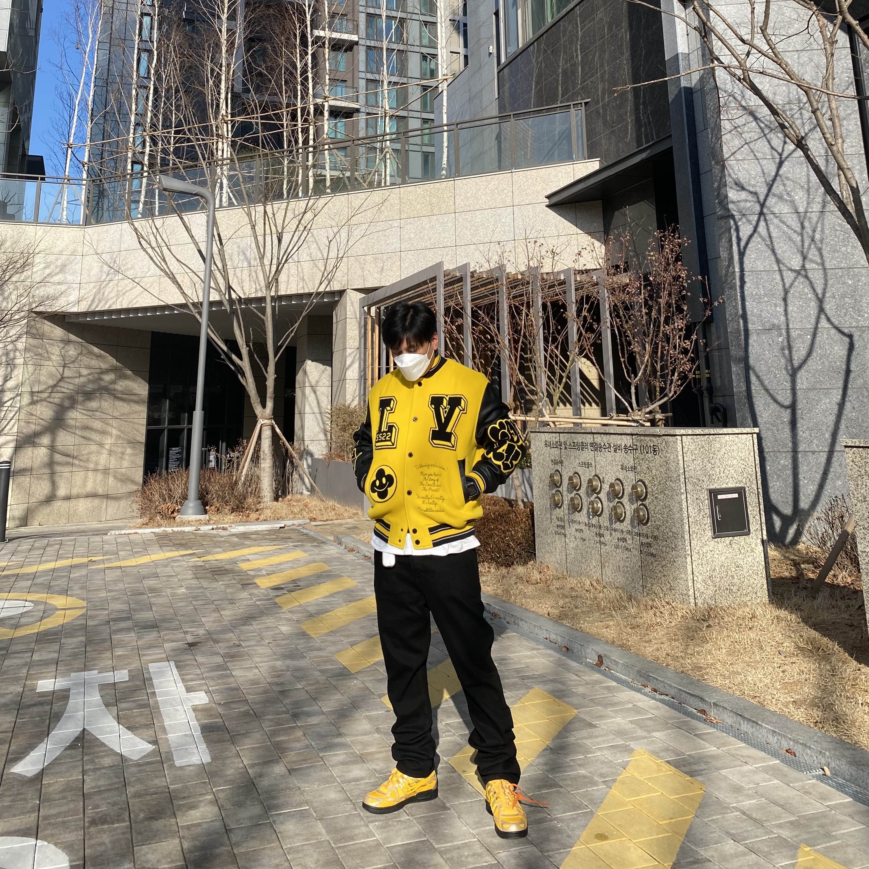 Nike x Off-White Air Rubber Dunk University Gold, Louis Vuitton Leather Embroidered Varsity Jacket Black 착용 스타일