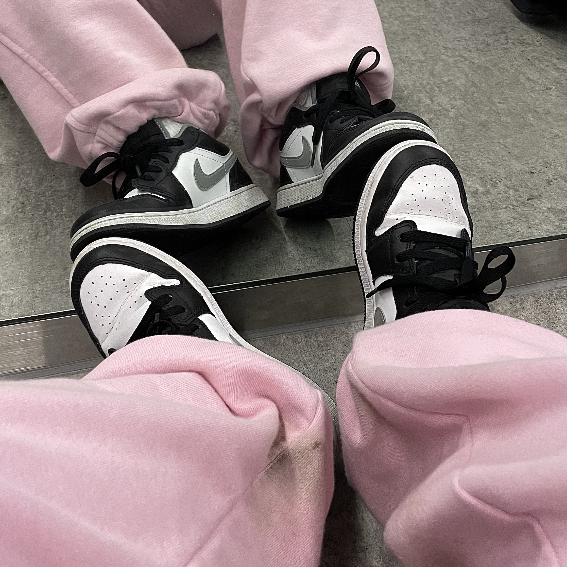 (GS) Jordan 1 Low Black Particle Grey 착용 스타일