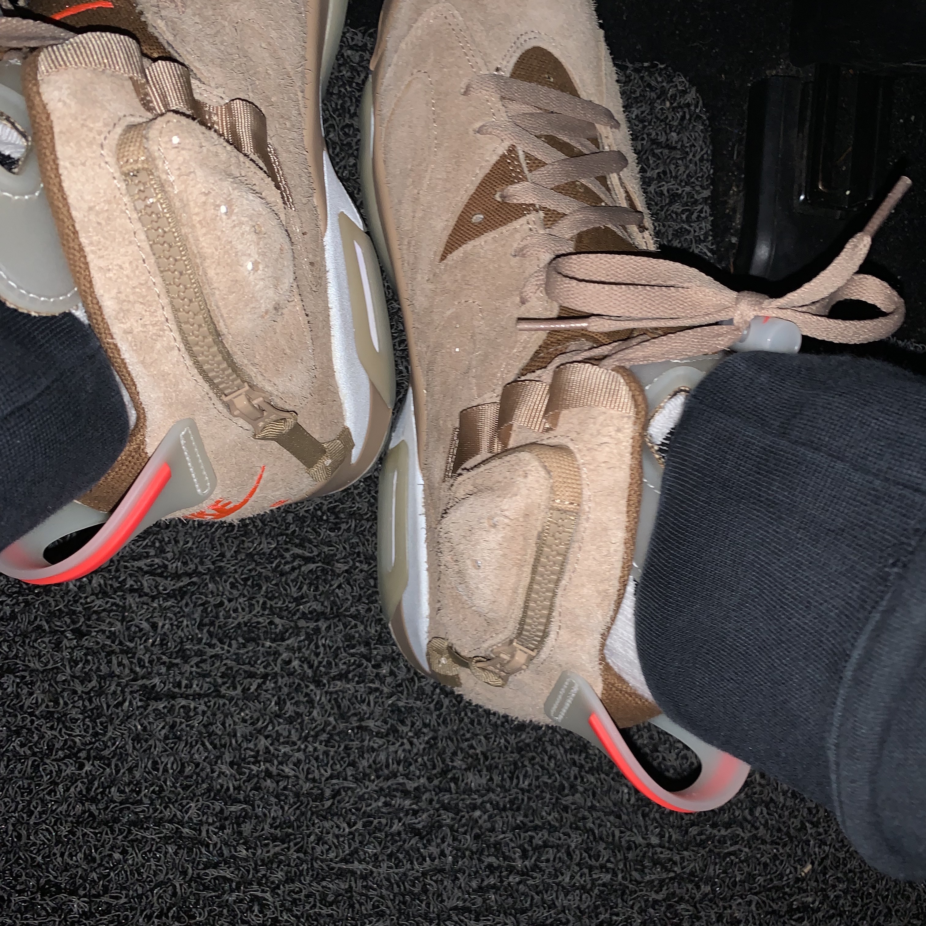 Jordan 6 x Travis Scott Retro SP British Khaki 착용 스타일 - 1