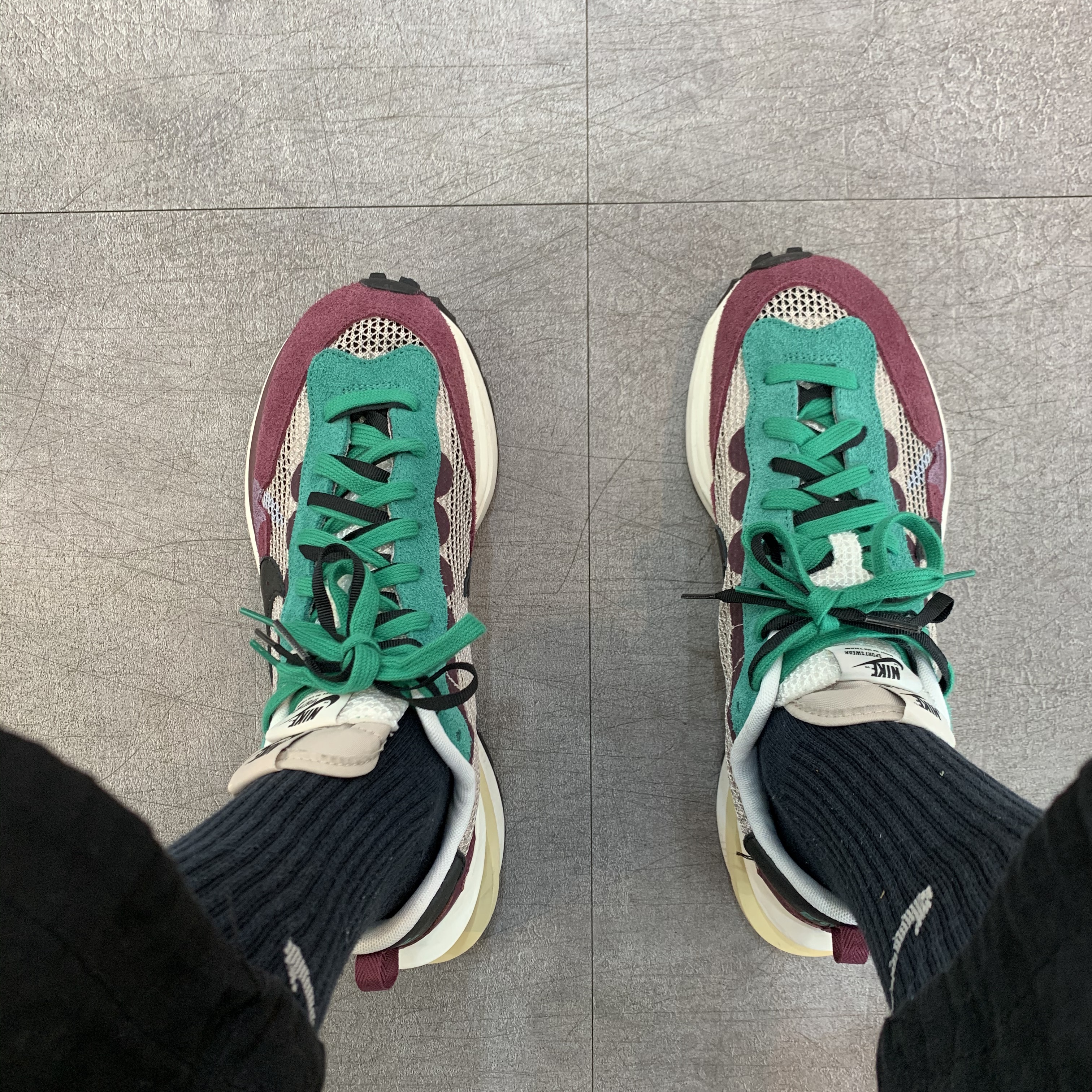 Nike x Sacai VaporWaffle String & Black Villain Red 착용 스타일 - 2
