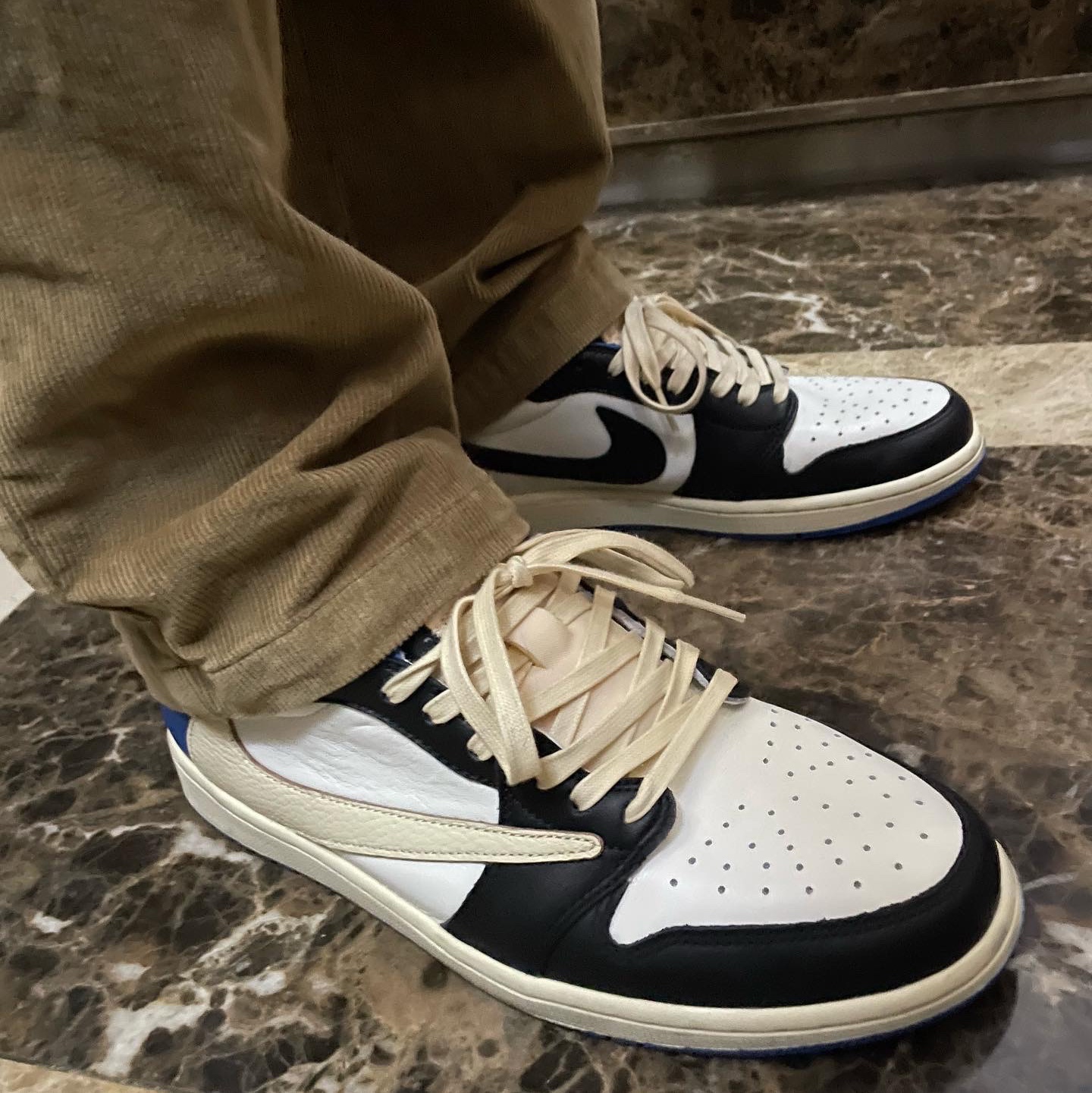 Jordan 1 x Travis Scott x Fragment Retro Low OG SP Military Blue 착용 스타일 - 3