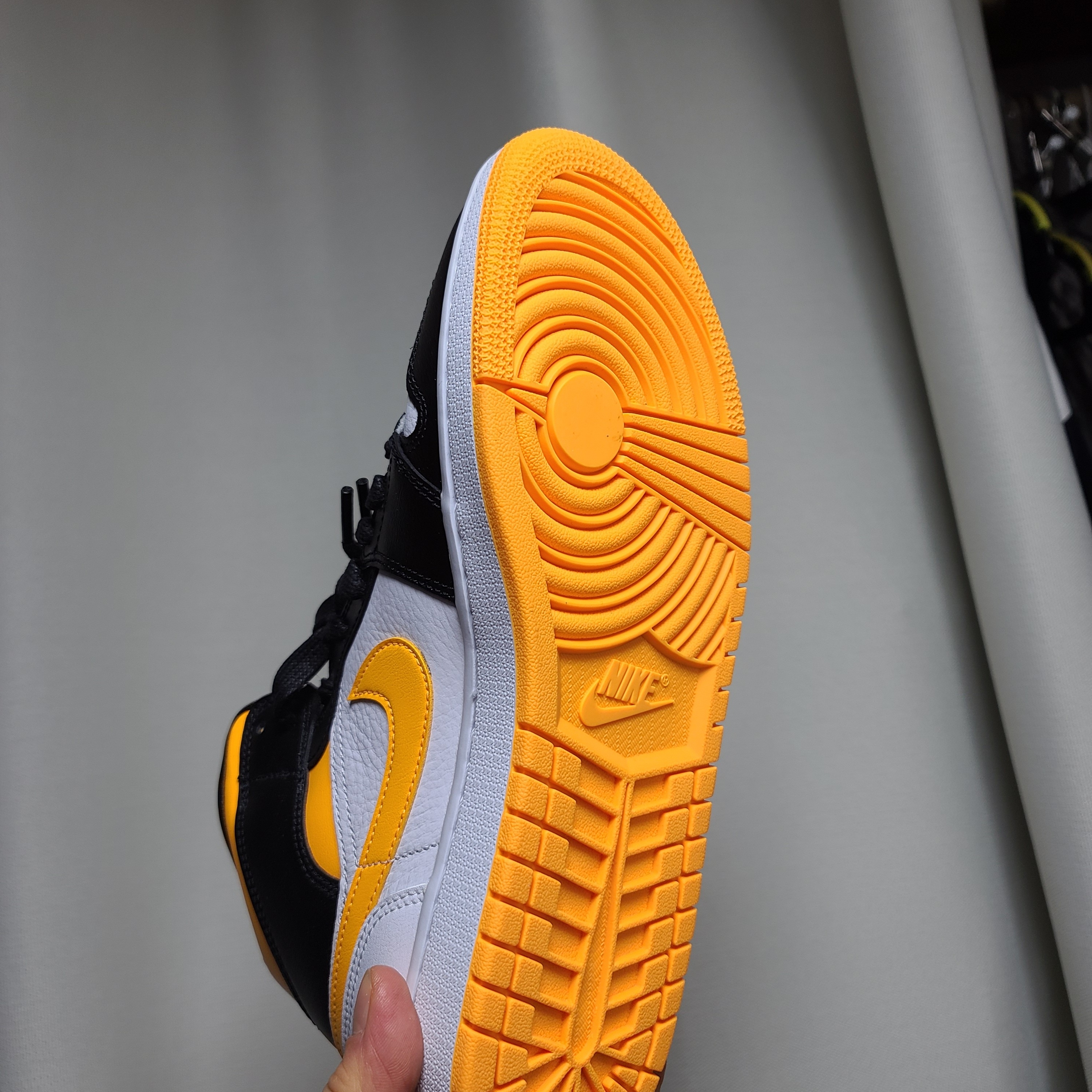(W) Jordan 1 Mid SE Laser Orange 착용 스타일 - 3