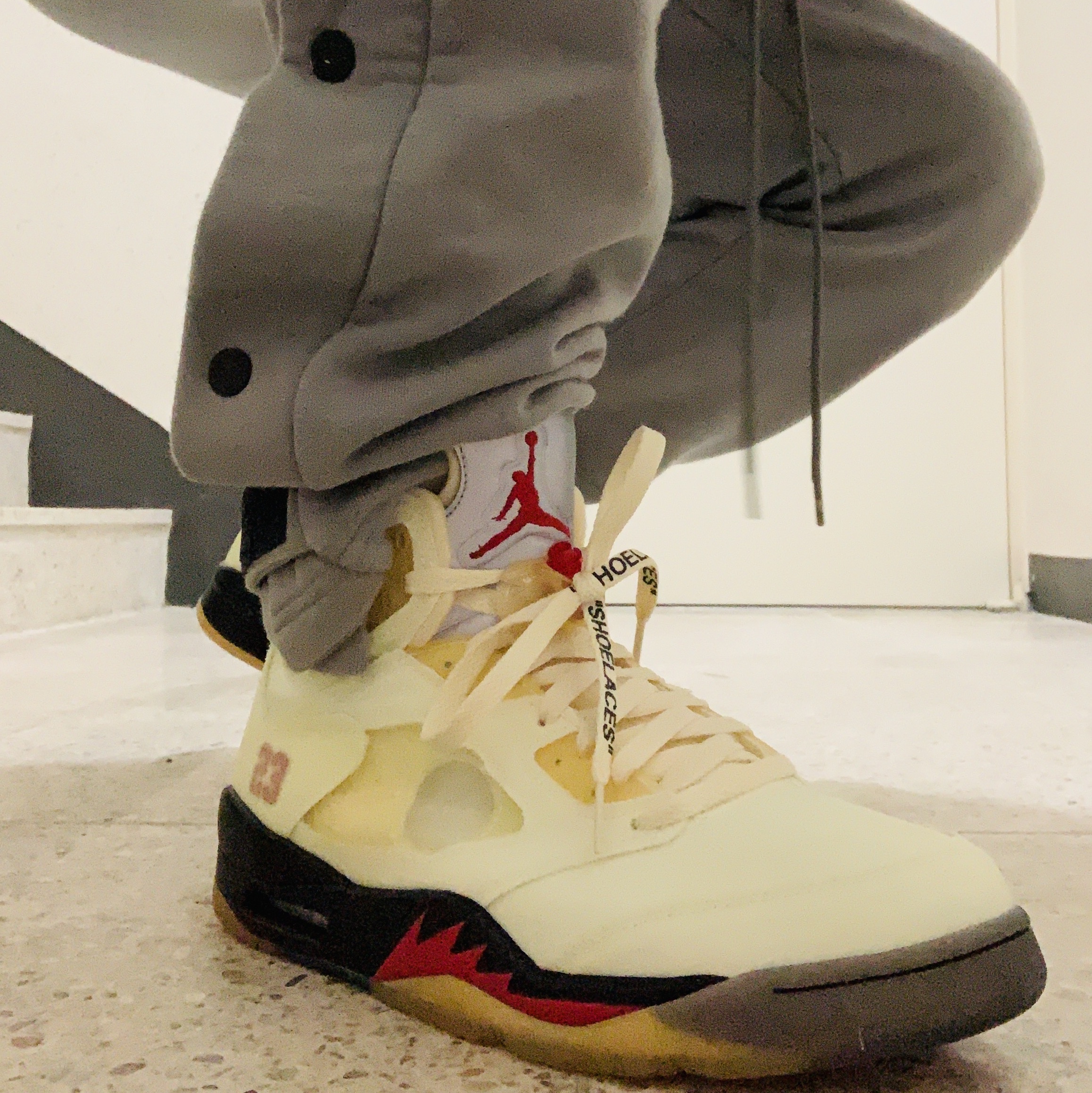 Jordan 5 x Off-White Retro SP Sail Fire Red 착용 스타일 - 1